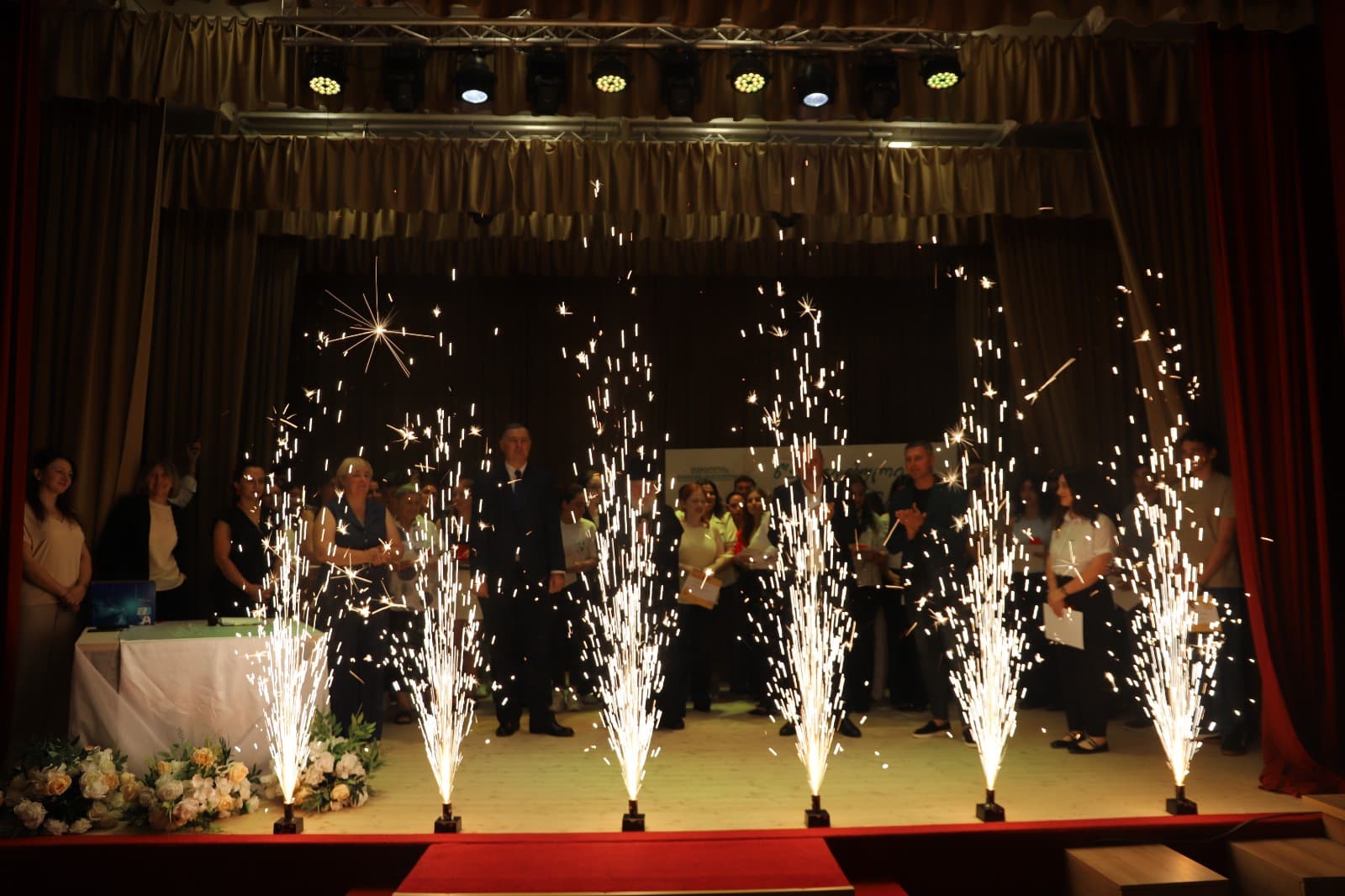 <p style="text-align: justify">თერჯოლაში სკოლის მედალოსნების დაჯილდოების ცერემონია გაიმართა.</p><p style="text-align: justify">2023-2024 სასწავლო წლის 67 წარჩინებულ კურსდამთავრებულს, ოქროს და ვერცხლის მედლები გადაეცათ.</p><p style="text-align: justify">მედლების გადაცემის საზეიმო ცერემონიას მუნიციპალიტეტის მერი მანუჩარ რობაქიძე, თერჯოლისა და ტყიბულის ეპარქიის მეუფე, მიტროპოლიტი გიორგი შალამბერიძე, იმერეთის სახელმწიფო რწმუნებულის ადმინისტრაციის რეგიონებთან ურთიერთობის ხელმძღვანელი დავით გორდელაძე, &nbsp;საკრებულოს თავმჯდომარის მოადგილე ჯემალ ისაკაძე ,თერჯოლის საგანმანათლებლო რესურსცენტრის ხელმძღვანელი ქეთევან შეყრილაძე, ადგილობრივი თვითმმართველობის და განათლების სფეროს სხვა წარმომადგენლები ესწრებოდნენ.</p><p style="text-align: justify">ოქროს მედალი 52 &nbsp;მოსწავლეს გადაეცა, ხოლო ვერცხლის მედლით 15 მოსწავლე დაჯილდოვდა.</p>