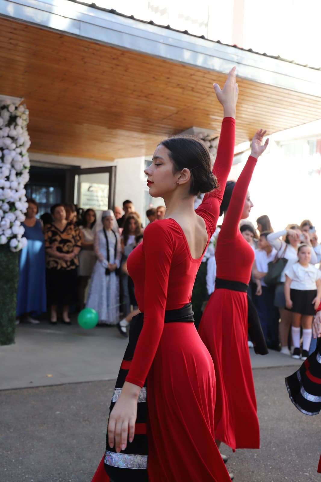 <p style="text-align: justify">თერჯოლის მუნიციპალიტეტის მერი მანუჩარ რობაქიძე ქალაქ თერჯოლის N2 საჯარო სკოლაში იმყოფებოდა, მან სკოლის პედაგოგებსა და მოსწავლეებს, ახალი სასწავლო წლის დაწყება მიულოცა და წარმატებები უსურვა.</p><p style="text-align: justify">"მინდა აღვნიშნო, რომ თერჯოლის მუნიციპალიტეტში წელს სულ 260 პირველკლასელი გვყავს. თითოეული მათგანი ჩვენი მომავლის საყრდენი, ჩვენი ძალა და იმედია. გულით მიხარია, თითოეული პატარა მოსწავლის არსებობა და ვუსურვებ, რომ ეს გზა მათთვის სავსე იყოს ახალი აღმოჩენებით, ბედნიერი მოგონებებით და წარმატებებით", - განაცხადა მანუჩარ რობაქიძემ.</p>