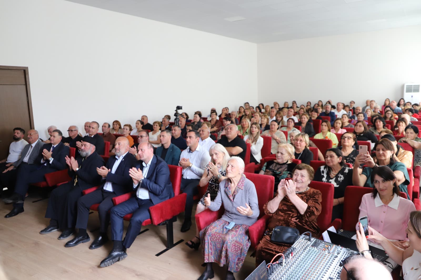 <p style="text-align: justify">თერჯოლის მუნიციპალიტეტის მერმა მანუჩარ რობაქიძემ ვაჟა კუბლაშვილის სახელობის სამუსიკო სკოლის ახლად რეაბილიტირებული შენობა გახსნა.</p><p style="text-align: justify">მუნიციპალიტეტის მერიის ინფორმაციით, სამუსიკო სკოლაში, რეგიონული განვითარების ფონდისა და ადგილობრივი ბიუჯეტის თანადაფინანსებით, სრული რეაბილიტაცია განხორციელდა - შეიცვალა სახურავი, შეკეთდა და შეიღება გარე ფასადი, შემოიღობა და გამწვანდა სკოლის ეზო, დამონტაჟდა გათბობის ახალი სისტემა და განახლდა ინვენტარი. სამუსიკო სკოლაში, ამჟამად, 4 სხვადასხვა მუსიკალური მიმართულებით 173 მოსწავლე სწავლობს.</p><p style="text-align: justify">დღესვე, ღონისძიების ფარგლებში, გაიხსნა მომღერლისა და სახალხო არტისტის ვაჟა კუბლაშვილის ბიუსტი.</p><p style="text-align: justify">მერთან ერთად, სამუსიკო სკოლის გახსნის საზეიმო ღონისძიებას პარლამენტის წევრი ზვიად შალამბერიძე, საკრებულოს თავმჯდომარის მოადგილე დავით გოგბერაშვილი და იმერეთის სახელმწიფო რწმუნებულის ადმინისტრაციის წარმომადგენლები დაესწრნენ.</p><p style="text-align: justify">თერჯოლის სამუსიკო სკოლის რეაბილიტაციისთვის ცენტრალური და ადგილობრივი ბიუჯეტიდან, ჯამში, დაახლოებით, 1 მლნ ლარი დაიხარჯა.</p>