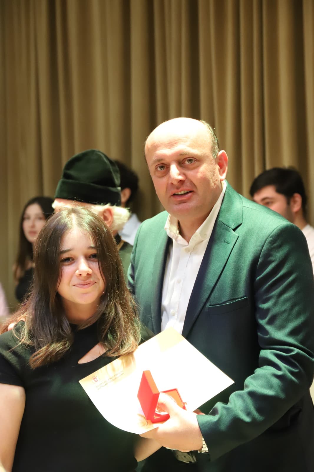 <p style="text-align: justify">თერჯოლაში სკოლის მედალოსნების დაჯილდოების ცერემონია გაიმართა.</p><p style="text-align: justify">2023-2024 სასწავლო წლის 67 წარჩინებულ კურსდამთავრებულს, ოქროს და ვერცხლის მედლები გადაეცათ.</p><p style="text-align: justify">მედლების გადაცემის საზეიმო ცერემონიას მუნიციპალიტეტის მერი მანუჩარ რობაქიძე, თერჯოლისა და ტყიბულის ეპარქიის მეუფე, მიტროპოლიტი გიორგი შალამბერიძე, იმერეთის სახელმწიფო რწმუნებულის ადმინისტრაციის რეგიონებთან ურთიერთობის ხელმძღვანელი დავით გორდელაძე, &nbsp;საკრებულოს თავმჯდომარის მოადგილე ჯემალ ისაკაძე ,თერჯოლის საგანმანათლებლო რესურსცენტრის ხელმძღვანელი ქეთევან შეყრილაძე, ადგილობრივი თვითმმართველობის და განათლების სფეროს სხვა წარმომადგენლები ესწრებოდნენ.</p><p style="text-align: justify">ოქროს მედალი 52 &nbsp;მოსწავლეს გადაეცა, ხოლო ვერცხლის მედლით 15 მოსწავლე დაჯილდოვდა.</p>