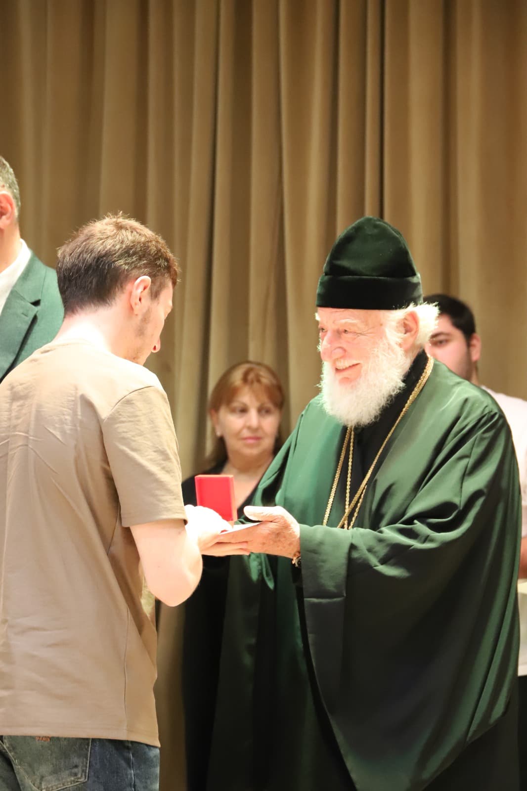 <p style="text-align: justify">თერჯოლაში სკოლის მედალოსნების დაჯილდოების ცერემონია გაიმართა.</p><p style="text-align: justify">2023-2024 სასწავლო წლის 67 წარჩინებულ კურსდამთავრებულს, ოქროს და ვერცხლის მედლები გადაეცათ.</p><p style="text-align: justify">მედლების გადაცემის საზეიმო ცერემონიას მუნიციპალიტეტის მერი მანუჩარ რობაქიძე, თერჯოლისა და ტყიბულის ეპარქიის მეუფე, მიტროპოლიტი გიორგი შალამბერიძე, იმერეთის სახელმწიფო რწმუნებულის ადმინისტრაციის რეგიონებთან ურთიერთობის ხელმძღვანელი დავით გორდელაძე, &nbsp;საკრებულოს თავმჯდომარის მოადგილე ჯემალ ისაკაძე ,თერჯოლის საგანმანათლებლო რესურსცენტრის ხელმძღვანელი ქეთევან შეყრილაძე, ადგილობრივი თვითმმართველობის და განათლების სფეროს სხვა წარმომადგენლები ესწრებოდნენ.</p><p style="text-align: justify">ოქროს მედალი 52 &nbsp;მოსწავლეს გადაეცა, ხოლო ვერცხლის მედლით 15 მოსწავლე დაჯილდოვდა.</p>