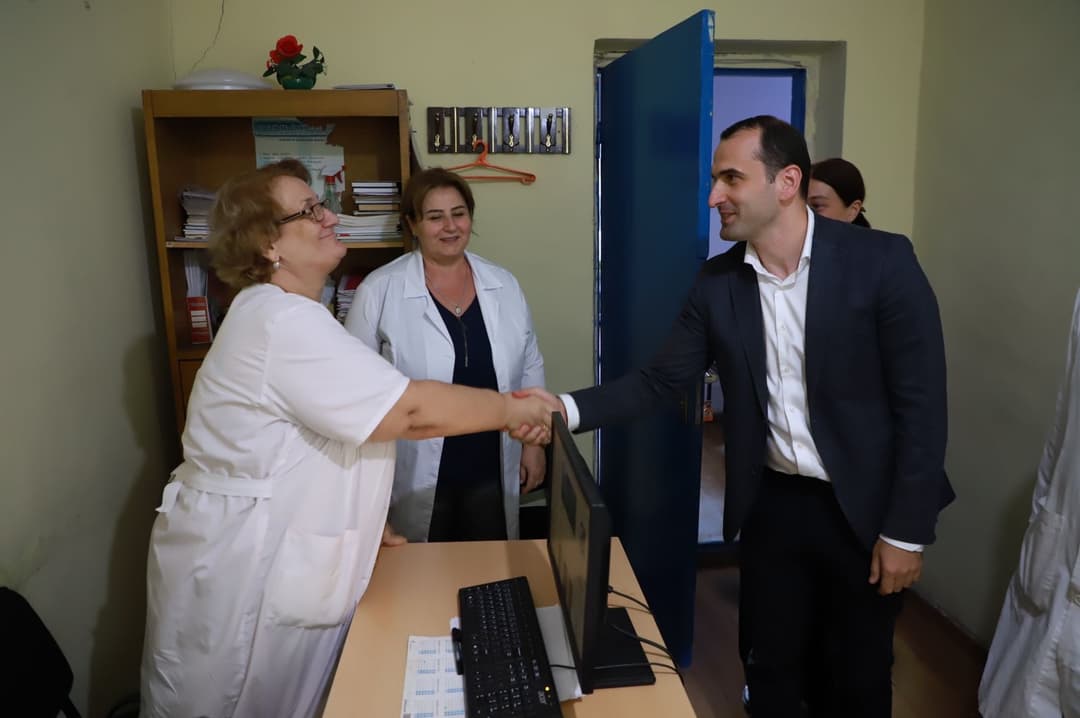 აფხაზეთის ჯანდაცვის მინისტრი აფხაზეთის სამედიცინო დაწესებულებების პერსონალს შეხვდა
