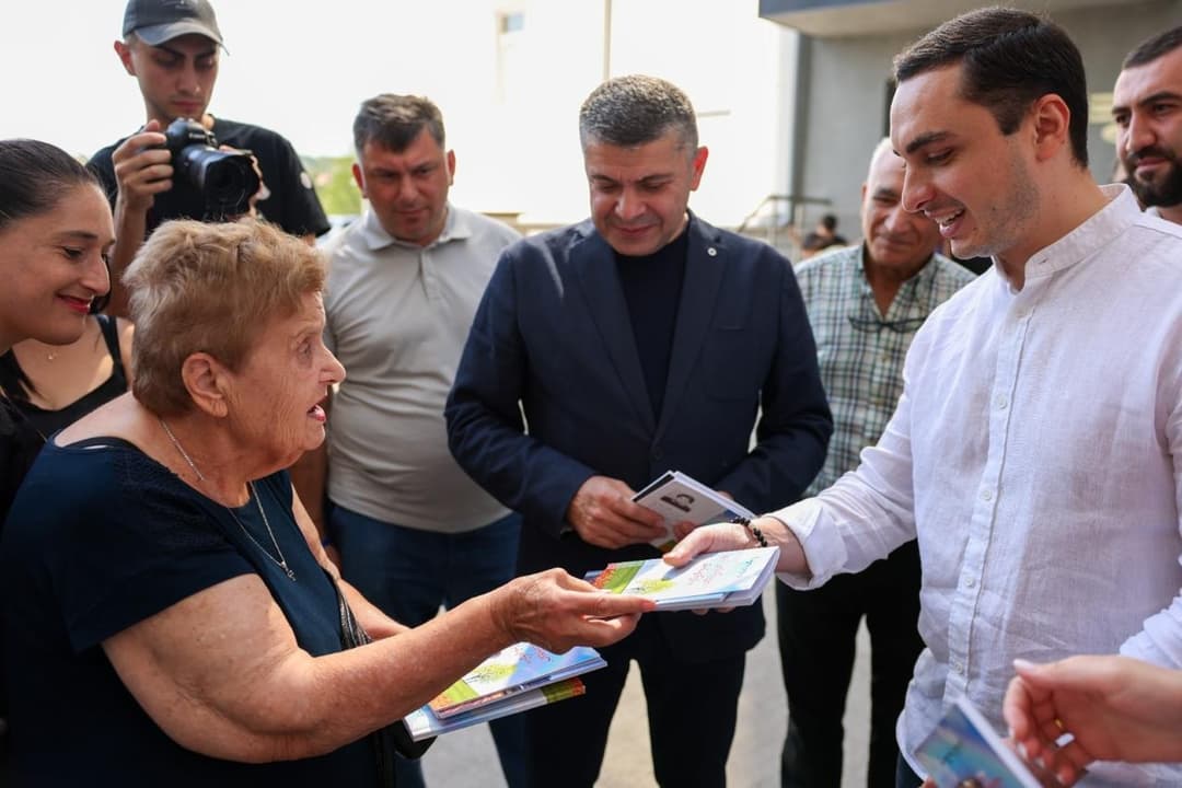 აფხაზეთის ავტონომიური რესპუბლიკის მთავრობის თავმჯდომარე ქუთაისში, შერვაშიძის ქუჩაზე მცხოვრებ დევნილ მოსახლეობას შეხვდა