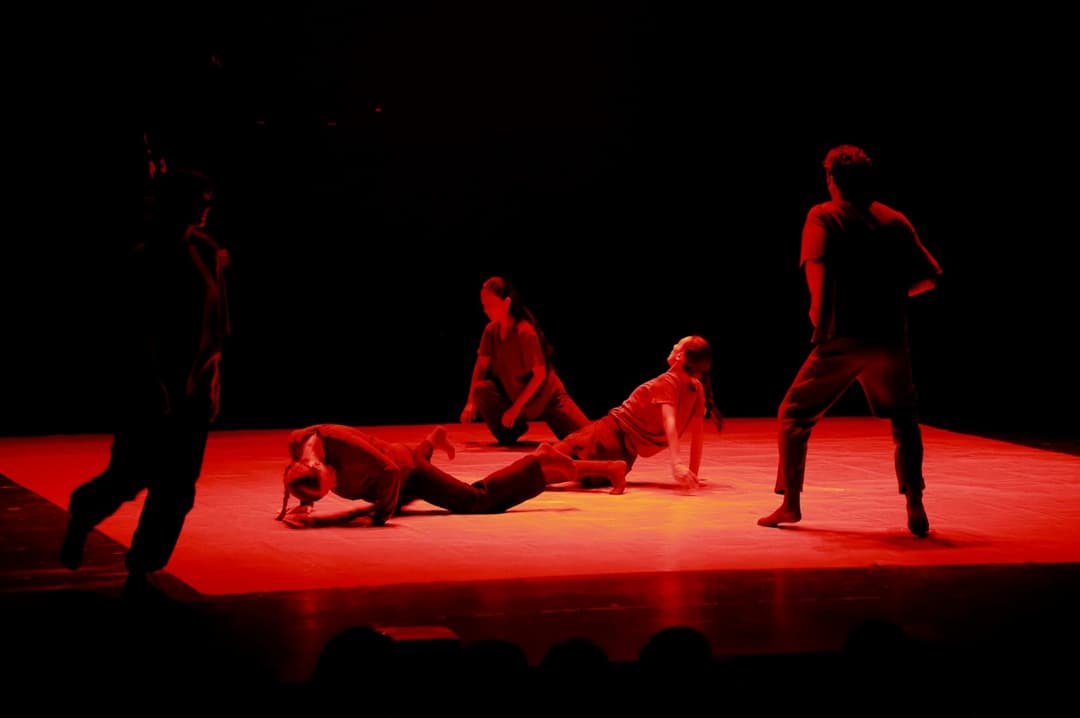 გიორგი ჯინჭარაძე სოხუმის სახელმწიფო დრამატული თეატრში ქორეოგრაფიული პერფორმანსის „გზა“ (277, 403) პრემიერას დაესწრო