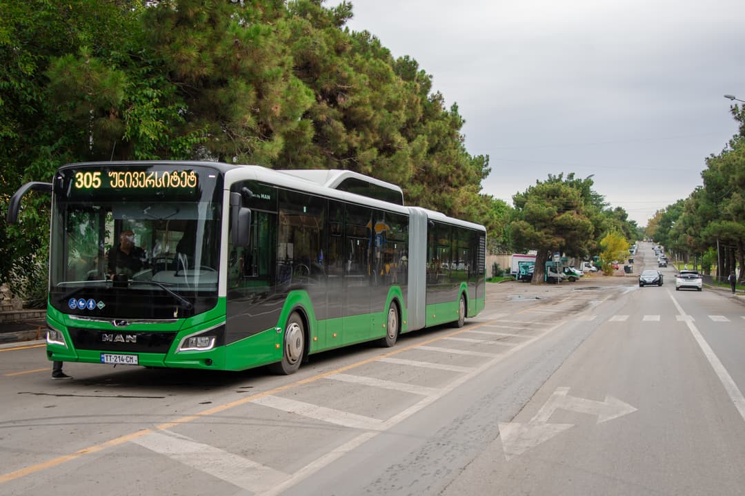 18-მეტრიანი ავტობუსები N305 მარშრუტის მგზავრებს მოემსახურება
