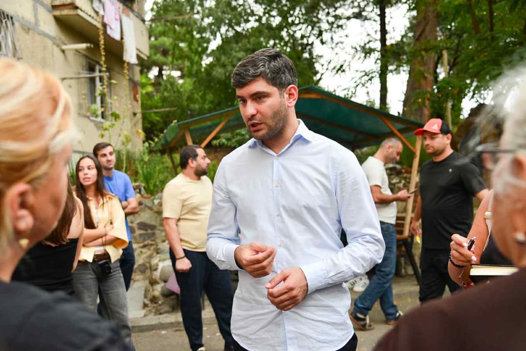 ნაძალადევის რაიონის მაჟორიტარობის კანდიდატი ირაკლი ბენდელიანი მოსახლეობასთან შეხვედრებს მართავს