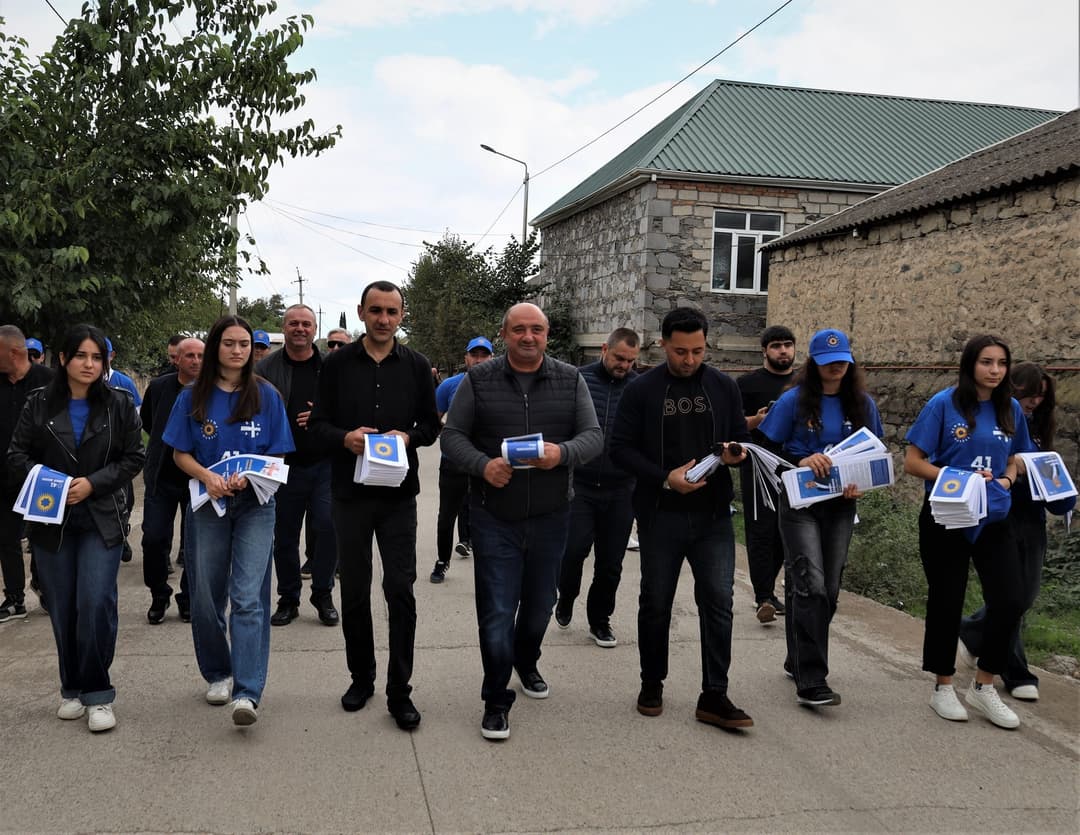 "ქართული ოცნების" ბოლნისის მერობის კანდიდატი ზამურ ჭითანავა მოსახლეობას კარდაკარის პრინციპით შეხვდა