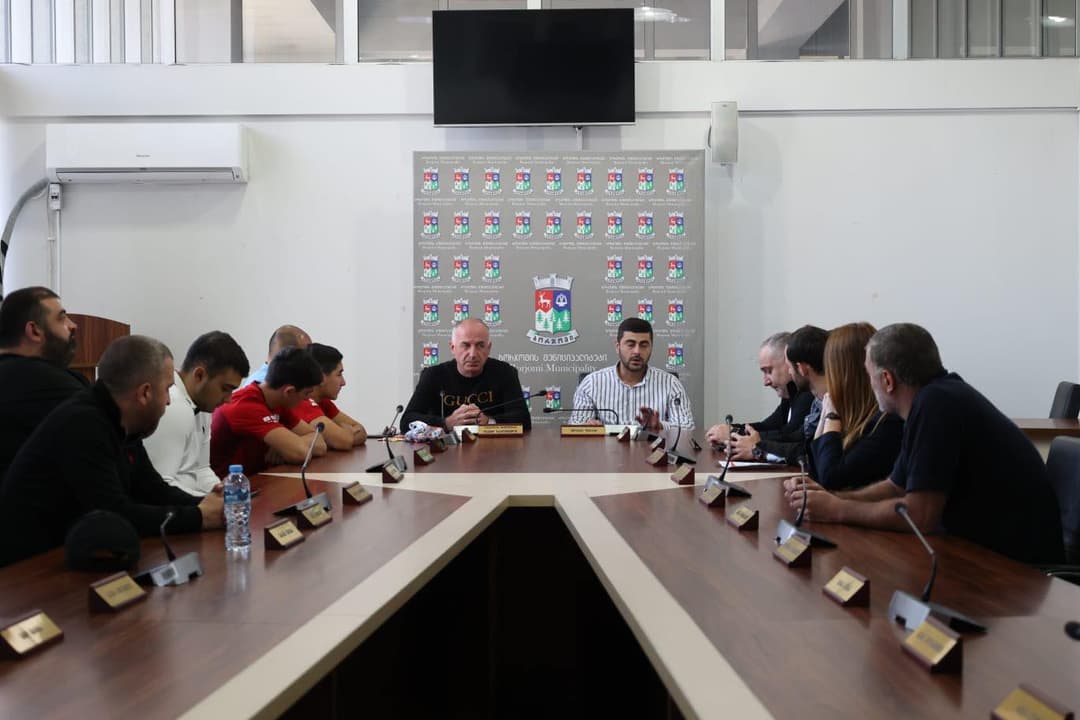 ბორჯომის მუნიციპალიტეტის მერიაში 2025 წელს სპორტის სხვადასხვა სახეობებში წარმატებულ სპორტსმენებს შეხვდნენ