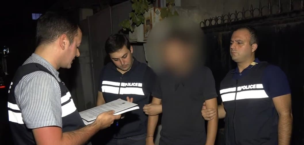 პოლიციამ ყალბი დოკუმენტის დამზადება-გასაღების ბრალდებით ერთი პირი დააკავა