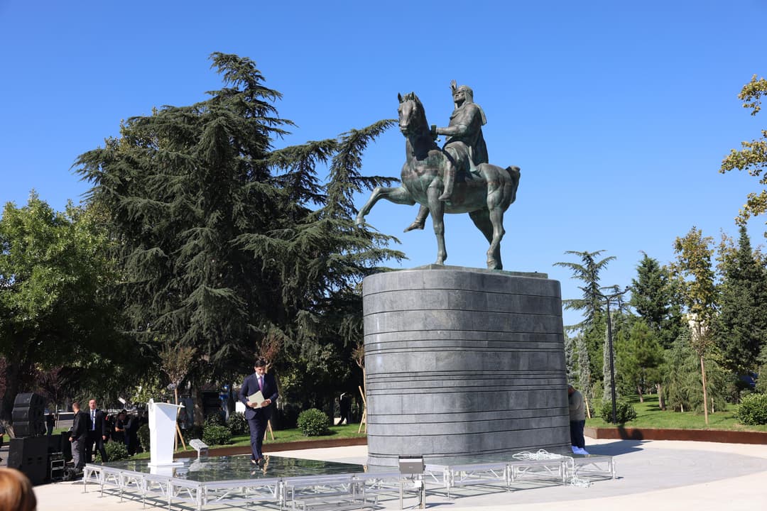 თბილისში ერეკლე მეორის ძეგლი გაიხსნა