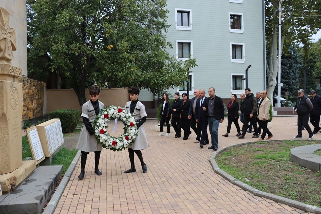 გორში ადგილობრივი ხელისუფლების წარმომადგენლებმა აფხაზეთის ომში დაღუპულთა ხსოვნას პატივი მიაგეს
