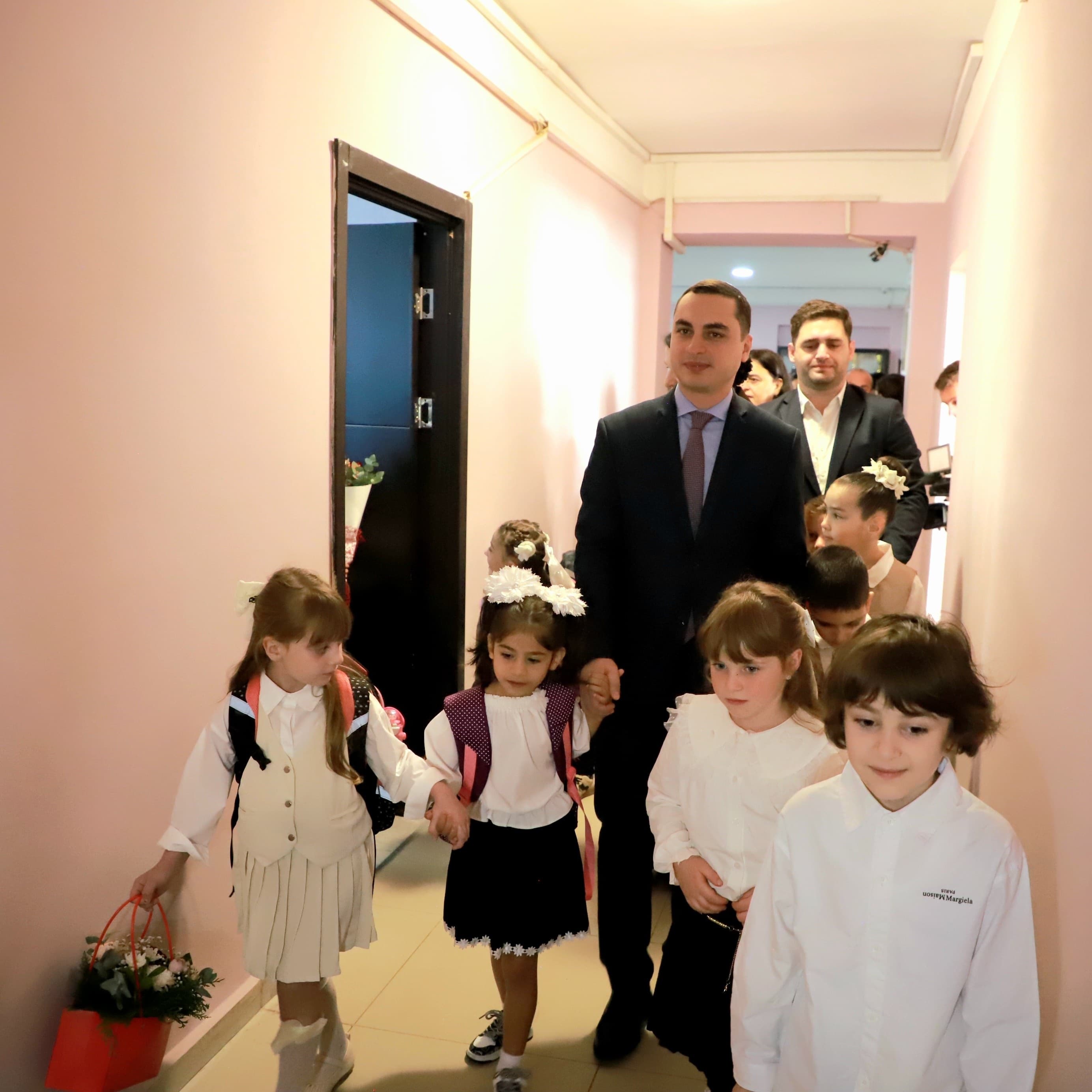 Jincharadze, accompanied by Abkhazia’s Minister of Education and Culture Beka Gvachliani, addressed the students and awarded gold-medal graduates during the visit