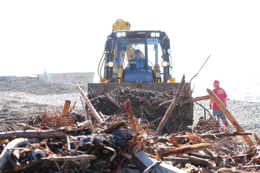 ბათუმის სანაპიროს დასუფთავების სამუშაოები აქტიურ რეჟიმში მიმდინარეობს