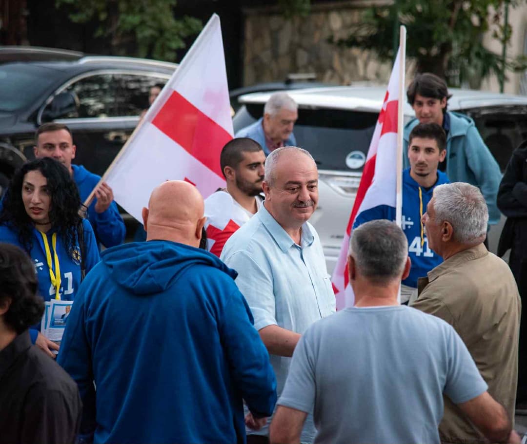 “ქართული ოცნების“ ძველი ნაძალადევი-ლოტკინის მაჟორიტარობის კანდიდატი დავით ჭელიძე მოსახლეობას სააკაძის ქუჩაზე შეხვდა