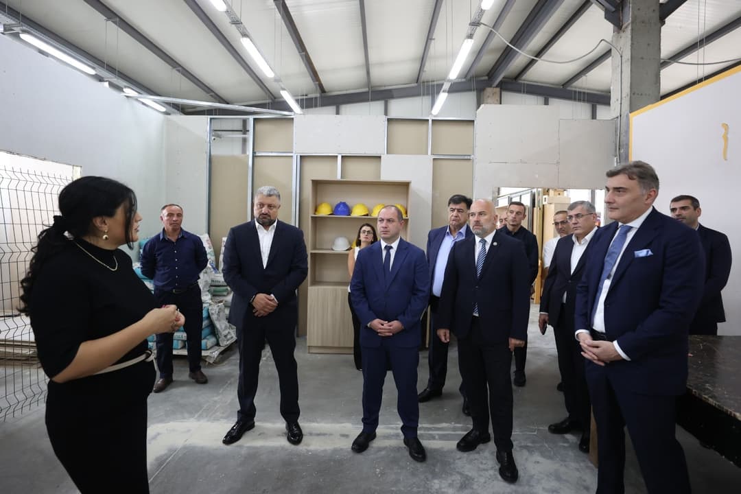 გივი მიქანაძე ზესტაფონში კოლეჯ „კონსტრუქტ 2“-ის ინფრასტრუქტურას გაეცნო და სასწავლებლის თანამშრომლებს შეხვდა