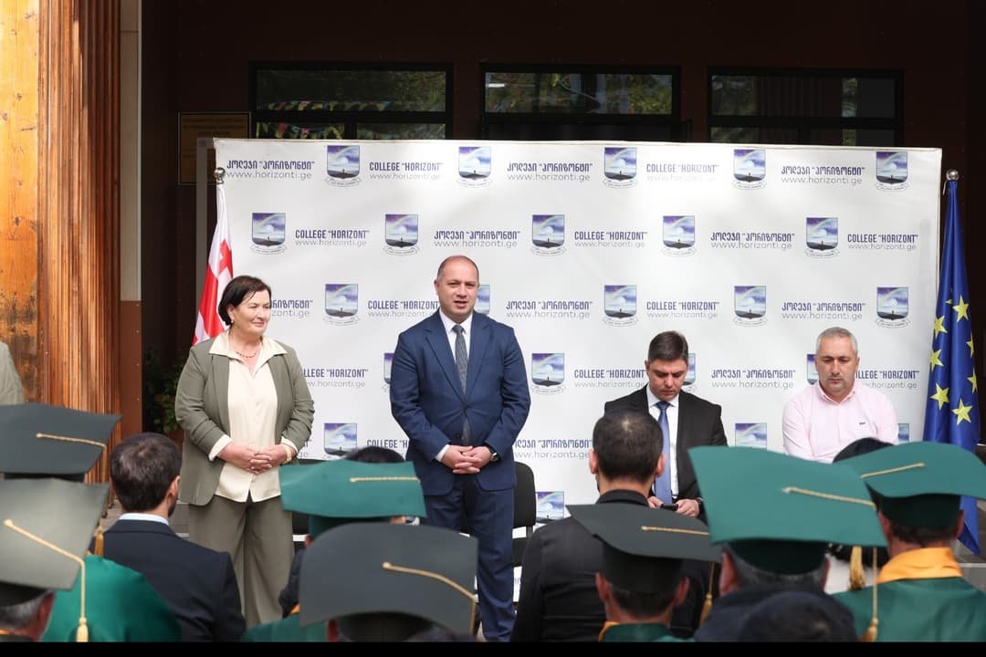 გივი მიქანაძემ სოფელ გორაბერეჟოულში კოლეჯ „ჰორიზონტის“ კურსდამთავრებულებს სერტიფიკატები გადასცა
