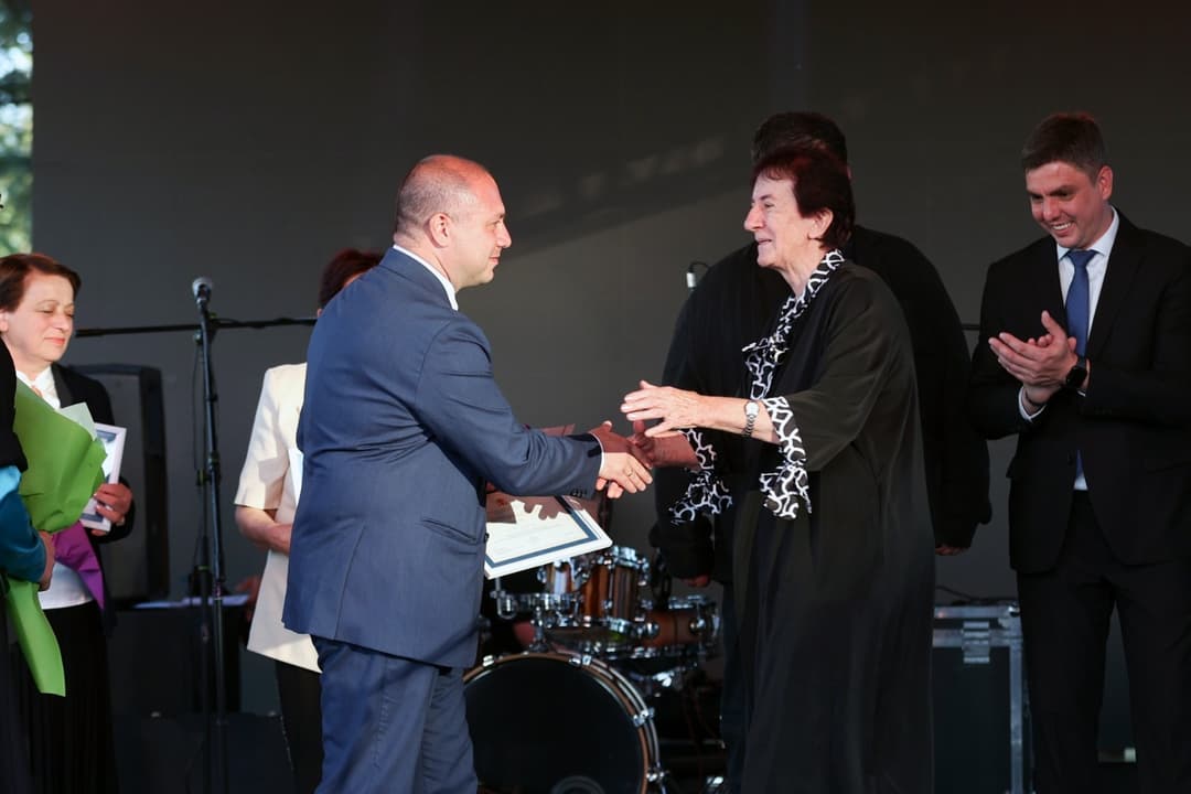 გივი მიქანაძემ ლანჩხუთის მუნიციპალიტეტის ღვაწლმოსილი პედაგოგები დააჯილდოვა