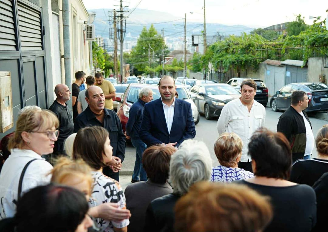ნაძალადევის მაჟორიტარობის კანდიდატი შალვა მაისურაძე თმოგვის, ბეჟანიშვილისა და ილურიძის ქუჩების მოსახლეობას შეხვდა