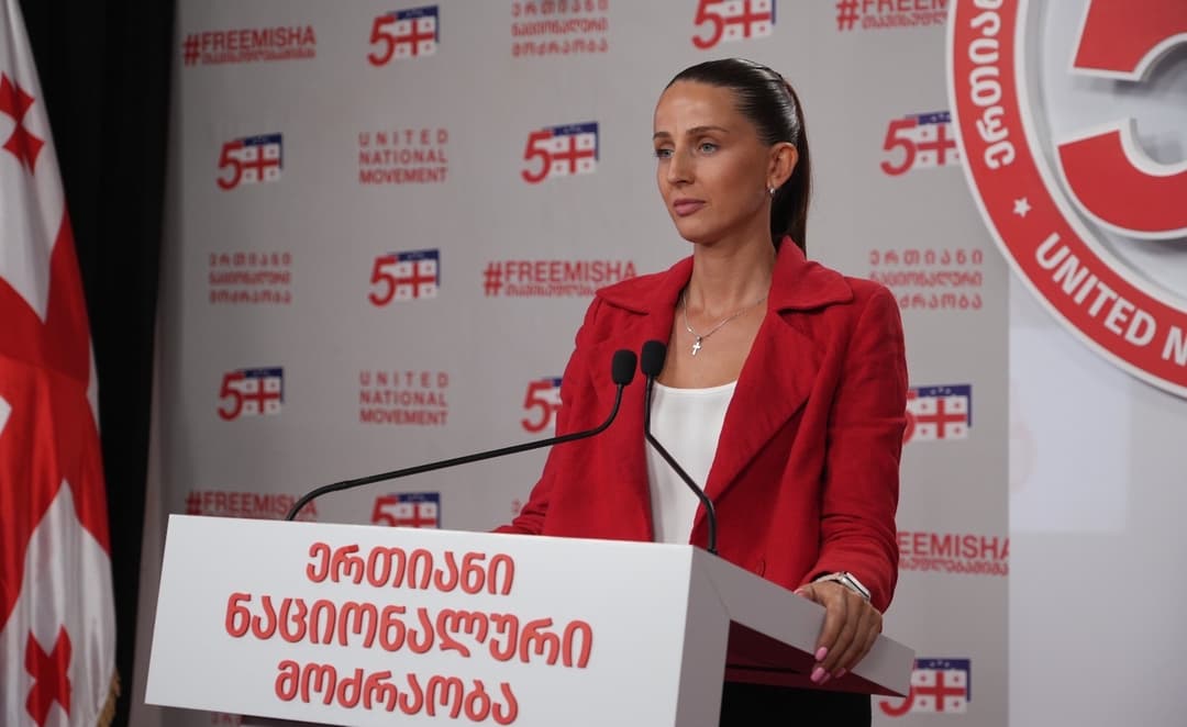 თათია ნიკოლაშვილი - მათ ეშინიათ ქართული ხუთჯვრიანი დროშის, რომელიც არის მშვიდობიანი დამხობის და რევოლუციის სიმბოლო