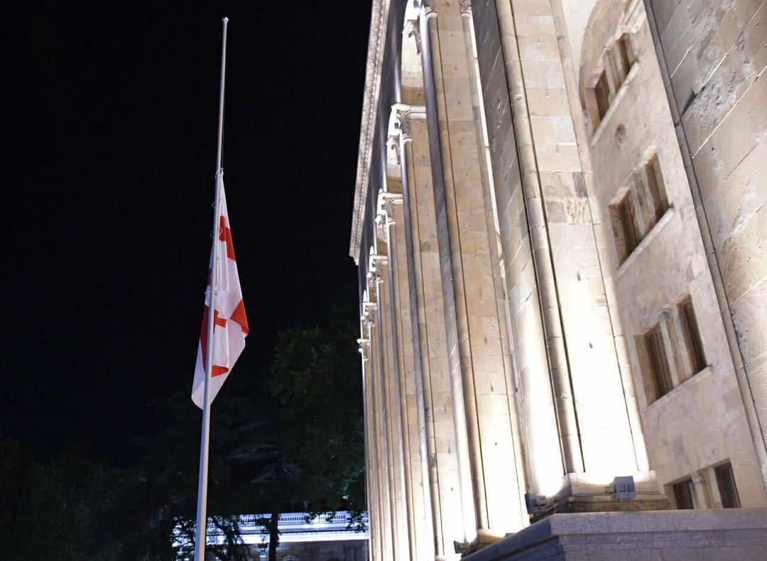 სოხუმის დაცემის დღესთან დაკავშირებით, პარლამენტის სასახლეზე სახელმწიფო დროშა დაეშვა