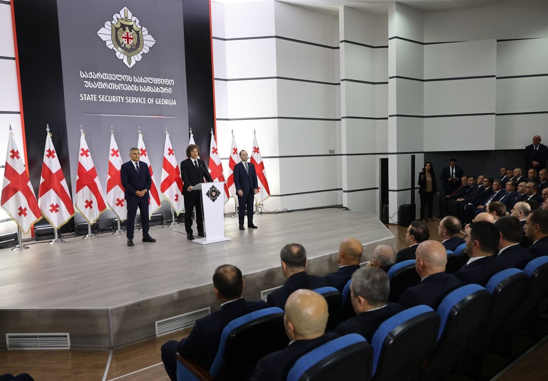 ირაკლი კობახიძემ სახელმწიფო უსაფრთხოების სამსახურის ახალი უფროსი მამუკა მდინარაძე უწყების თანამშრომლებს წარუდგინა