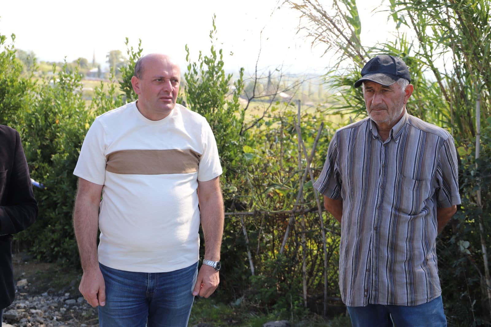 <p style="text-align: justify">თერჯოლის მუნიციპალიტეტის მერმა მანუჩარ რობაქიძემ სოფელ ღვანკითსა და ქვედა სიმონეთში საავტომობილო გზის სარეაბილიტაციო სამუშაოები დაათვალიერა.</p><p style="text-align: justify">მუნიციპალიტეტის მერიის ინფორმაციით, საგზაო ინფრასტრუქტურის მოსაწყობად,ცენტრალური და &nbsp;საუბნო გზების 5-კილომეტრიან მონაკვეთზე არმირებული ბეტონის საფარი ეწყობა, პროექტის ფარგლებში სანიაღვრე არხებიც რეაბილიტირდება.</p><p style="text-align: justify">ორივე ინფრასტრუქტურული პროექტი რეგიონების განვითარების ფონდიდან, ადგილობრივი ბიუჯეტის თანადაფინანსებით ხორციელდება და მისი ღირებულება 1 200 000 ლარზე მეტია.</p>