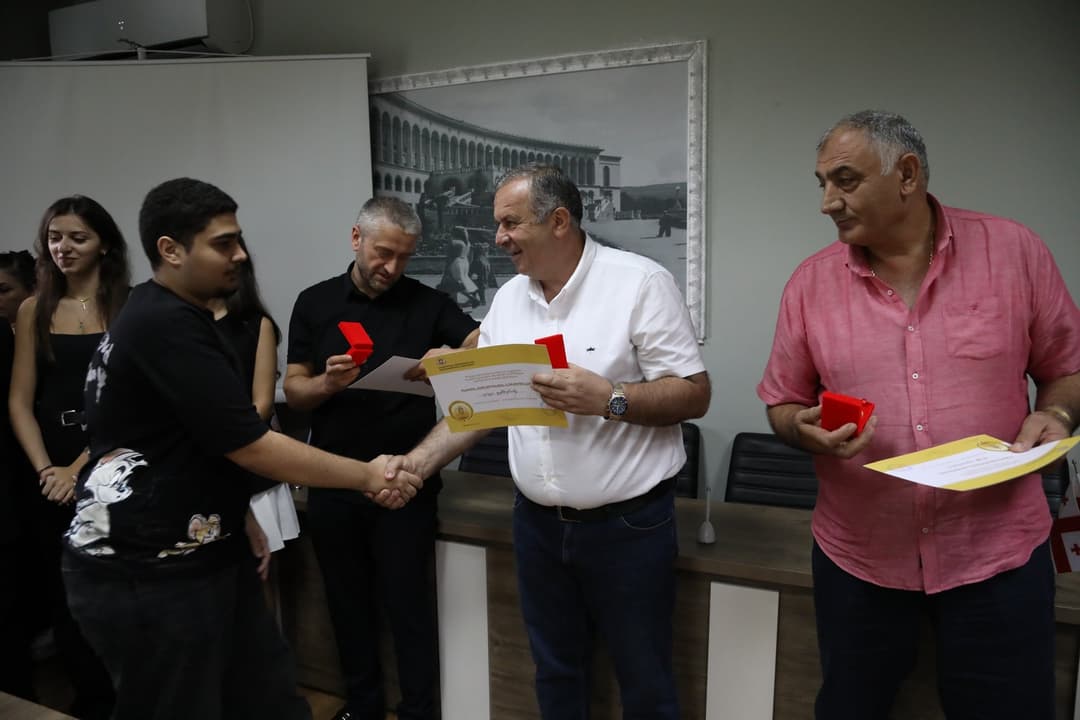 წყალტუბოში წარჩინებულ მოსწავლეებს მედლები გადაეცათ