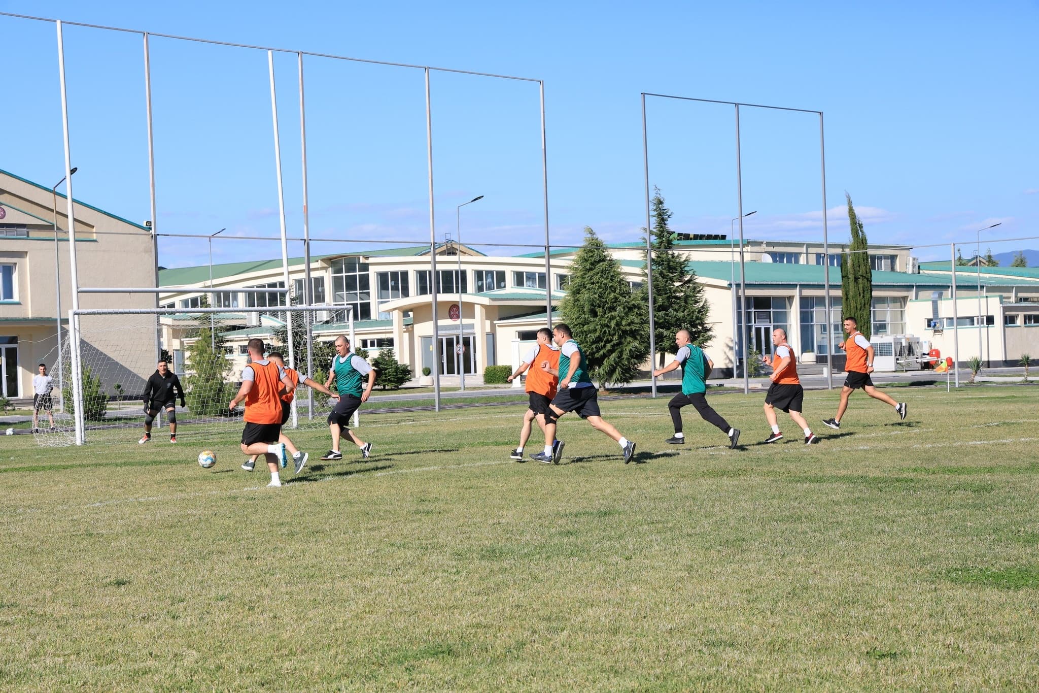 <p style="text-align: justify">ეროვნული თავდაცვის აკადემიაში შიდა საფეხბურთო ტურნირი გაიმართა. ტურნირში მონაწილეობა მიიღო იუნკერების, მსმენელების და სერჟანტ/ოფიცრებისგან დაკომპლექტებულმა რვა გუნდმა.</p><p style="text-align: justify">ფინალურ შეხვედრას აკადემიის რექტორი ბრიგადის გენერალი მამია ბალახაძე და სტრუქტურული ერთეულების ხელმძღვანელი პირები დაესწრნენ.</p><p style="text-align: justify">ფინალურ შეხვედრაში ერთმანეთს იუნკერთა სასწავლო ბატალიონის მეოთხე და მეორე კურსის იუნკერების გუნდები დაუპირისპირდნენ, რომელშიც გამარჯვება მეორე კურსის გუნდმა მოიპოვა. გამარჯვებულ გუნდს თასი აკადემიის რექტორმა გადასცა. მეორე ადგილზე გასული გუნდი კი, საპატიო სიგელით დაჯილდოვდა. ასევე, გამოვლინდა ტურნირის „საუკეთესო ფეხბურთელი“, რომელიც მეორე კურსის იუნკერი მიხეილ სამადაშვილი გახდა.</p><p style="text-align: justify">ეროვნული თავდაცვის აკადემიაში გამართული სპორტული აქტივობები ჯანმრთელი ცხოვრების წესის პოპულარიზაციას უწყობს ხელს. ამ კუთხით აკადემიაში სპორტის სხვადასხვა სახეობაში შეჯიბრებები, მათ შორის, ფეხბურთის ტურნირი ყოველწლიურად ტარდება.</p>