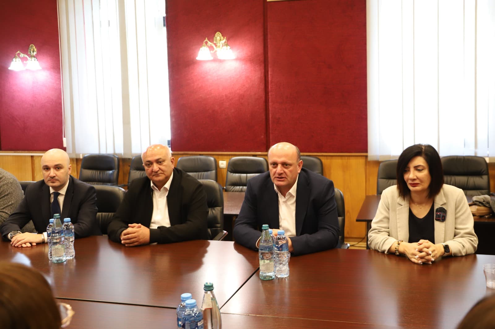 <p style="text-align: justify">თერჯოლის მუნიციპალიტეტის მერმა მანუჩარ რობაქიძემ ჩინეთის სახალხო რესპუბლიკიდან დელეგაციას უმასპინძლა, რომლის შემადგენლობაში ჩინეთის საერთაშორისო ვაჭრობის ხელშეწყობის საბჭოს კუეიჭოუს პროვინციის ექსპო ბიუროს საერთაშორისო ურთიერთობების დეპარტამენტის წარმომადგენლები არიან.&nbsp;</p><p style="text-align: justify">თერჯოლის მერთან შეხვედრაზე საუბარი შეეხო ეკონომიკური, სავაჭრო და კულტურული მიმართულებებით სამომავლო თანამშრომლობას, ასევე რეგიონის ბიზნესასოციაციებს და ღვინის საწარმოებთან პარტნიორობას.</p><p style="text-align: justify">მანუჩარ რობაქიძემ საქართველო-ჩინეთის, მჭიდრო მეგობრულ ურთიერთობასა და სტრატეგიულ პარტნიორობაზე გაამახვილა ყურადღება და სტუმრებს მუნიციპალიტეტის &nbsp;ეკონომიკური და ტურისტული &nbsp;პოტენციალის შესახებ ესაუბრა.</p><p style="text-align: justify">შეხვედრას იმერეთის სახელმწიფო &nbsp;რწმუნებულის აპარატის უფროსი ნიკა კვერნაძე, იმერული ღვინის ასოციაციის ხელმძღვანელი ქეთევან ჯურხაძე და თერჯოლის მუნიციპალიტეტის ადგილობრივი თვითმმართველობის წარმომადგენლები ესწრებოდნენ.</p><p style="text-align: justify">მერიაში გამართული შეხვედრის დასრულების შემდეგ, მანუჩარ რობაქიძემ ჩინური დელეგაციის წევრებს თერჯოლის მეღვინეობა "ხარება" დაათვალიერებინა.</p>