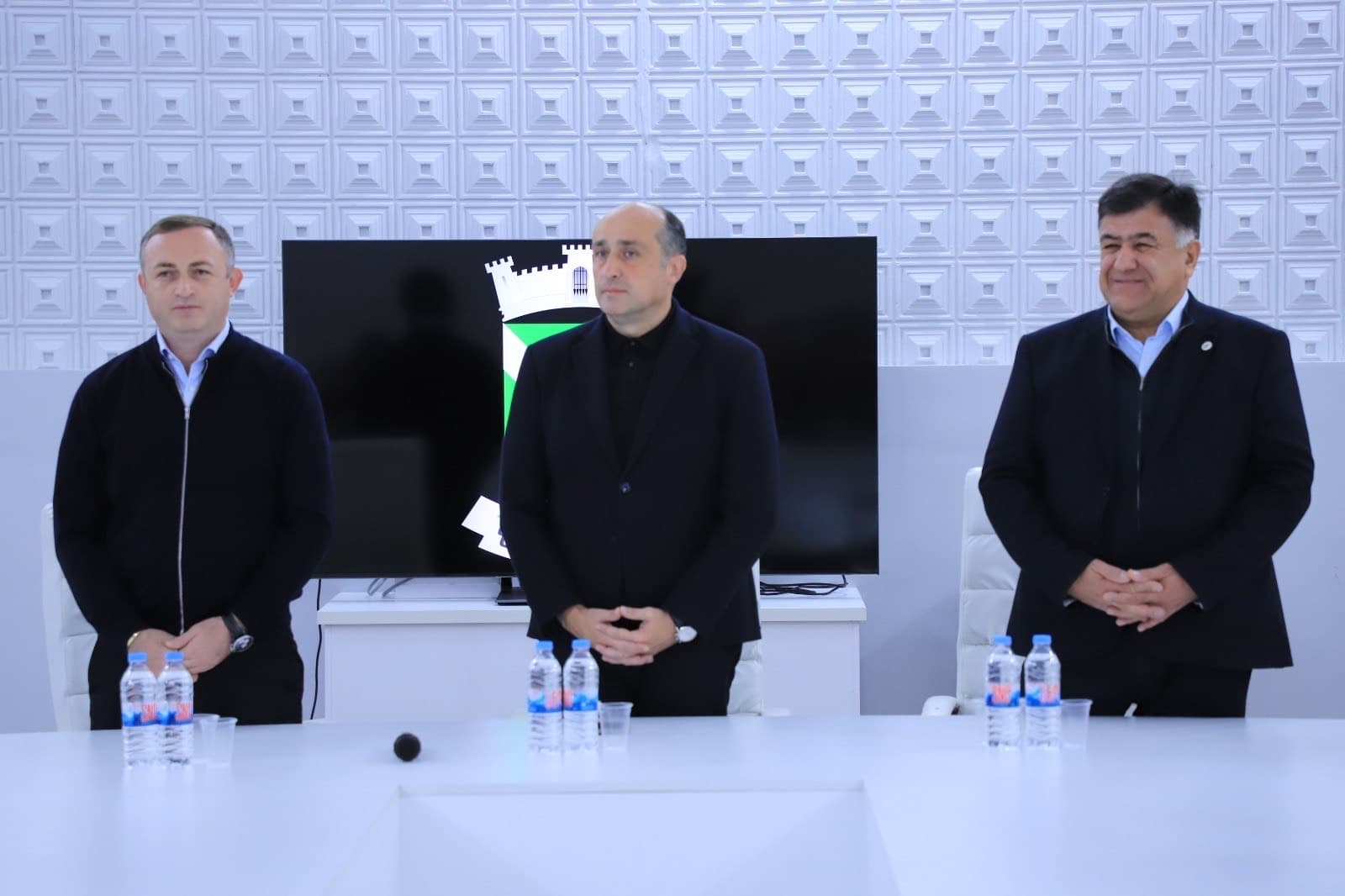 <p style="text-align: justify">ზესტაფონის მუნიციპალიტეტის ახლად არჩეული მერი ვახტანგ ღამბაშიძე უფლებამოსილების შესრულებას შეუდგა.</p><p style="text-align: justify">ახალი მერი მუნიციპალიტეტის მერიის თანამშრომლებს სახელმწიფო რწმუნებულმა იმერეთის მხარეში ლევან ზალკალიანმა წარუდგინა.</p><p style="text-align: justify">"კიდევ ერთხელ მინდა დიდი მადლობა გადავუხადო ჩვენს ამომრჩევლებს უწყვეტი თანადგომის, ნდობისა და მხარდაჭერისთვის.</p><p style="text-align: justify">მჯერა, რომ სწორი ხედვა, ჩვენი გუნდის თავდაუზოგავი შრომა და ჩვენს მოქალაქეებთან აქტიური თანამშრომლობა ზესტაფონს ახალ შესაძლებლობებს მოუტანს.</p><p style="text-align: justify">ჩემი მხრიდან ყველაფერს გავაკეთებ, რათა ზესტაფონს ღირსეული და განვითარებული მომავალი ჰქონდეს”, - განაცხადა ვახტანგ ღამბაშიძემ.</p>