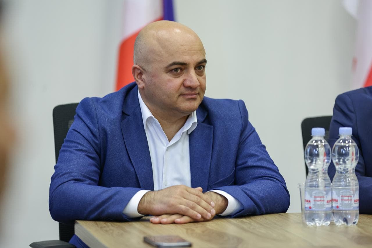 <p style="text-align: justify">ქვემო ქართლში სახელმწიფო რწმუნებულმა ილია ჯალაღანიამ, თეთრიწყაროს მუნიციპალიტეტის მერიის თანამშრომლებს ახლად არჩეული მერი მიხეილ აფციაური წარუდგინა.</p><p style="text-align: justify">მუნიციპალიტეტის მერიის ინფორმაციით, სახელმწიფო რწმუნებულმა ახლად არჩეულ მერს წარმატებები უსურვა, ხაზი გაუსვა ცენტრალური და ადგილობრივი ხელისუფლების კოორდინირებული მუშაობის მნიშვნელობას მუნიციპალიტეტში მიმდინარე და დაგეგმილი პროექტების ეფექტიანად განხორციელების პროცესში. ასევე აღინიშნა, რომ პრიორიტეტულია მოსახლეობის საჭიროებებსა და არსებულ გამოწვევებზე დროული რეაგირება.</p><p style="text-align: justify">შეხვედრას ქვემო ქართლში სახელმწიფო რწმუნებულის მოადგილე სოსო ალიბეგაშვილი და ადგილობრივი ხელისუფლების წარმომადგენლები ესწრებოდნენ.</p>