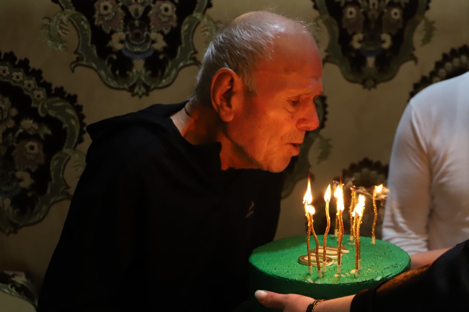 <p style="text-align: justify">თერჯოლის მუნიციპალიტეტის მერმა მანუჩარ რობაქიძემ სოფელ ეწერში მცხოვრებ ალექსანდრე გვენეტაძეს &nbsp;ასი წლის იუბილე მიულოცა.</p><p style="text-align: justify">მუნიციპალიტეტის მერიის ინფორმაციით, მანუჩარ რობაქიძემ ასი წლის იუბილარს ჯანმრთელობა და დიდხანს სიცოცხლე უსურვა.</p>