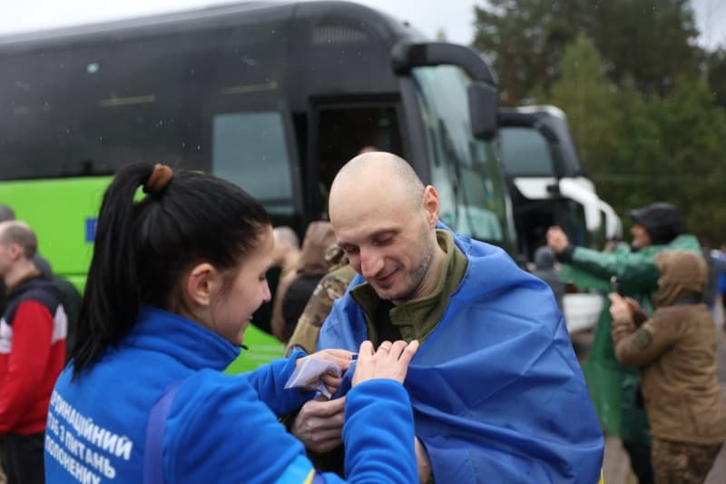 <p style="text-align: justify">უკრაინამ რუსული ტყვეობიდან 200-ზე მეტი ადამიანი დაიბრუნა, მათ შორის 185 ჯარისკაცი და 20 მშვიდობიანი მოქალაქე. მათი უმეტესობა 2022 წლიდან ტყვეობაში იმყოფებოდა.</p><p style="text-align: justify">გათავისუფლებულებს შორის არიან შეიარაღებული ძალების, ეროვნული გვარდიისა და სახელმწიფო სასაზღვრო სამსახურის ჯარისკაცები.</p><p style="text-align: justify">გათავისუფლებული ჯარისკაცები იცავდნენ უკრაინას ლუგანსკის, დონეცკის, ხარკოვის, ზაპოროჟიეს, ხერსონის, კიევის, სუმის და ჩერნიგოვის მიმართულებით.</p><p style="text-align: justify">ყველაზე ახალგაზრდა გათავისუფლებული 26 წლის არის, ხოლო ყველაზე უფროსი – 59-ის.</p><p style="text-align: justify">"ჩვენი ჯარისკაცები იმყოფებოდნენ მარიუპოლში, აზოვსტალში და ჩერნობილის ატომურ ელექტროსადგურზე. მათი უმეტესობა 2022 წლიდან ტყვეობაში იმყოფებოდა და ახლა საბოლოოდ სახლში არიან“, – განაცხადა უკრაინის პრეზიდენტმა ვოლოდიმირ ზელენსკიმ.</p><p style="text-align: justify">ჯარისკაცებთან ერთად რუსეთის ტყვეობიდან 20 უკრაინელი სამოქალაქო პირიც გათავისუფლდა.</p>