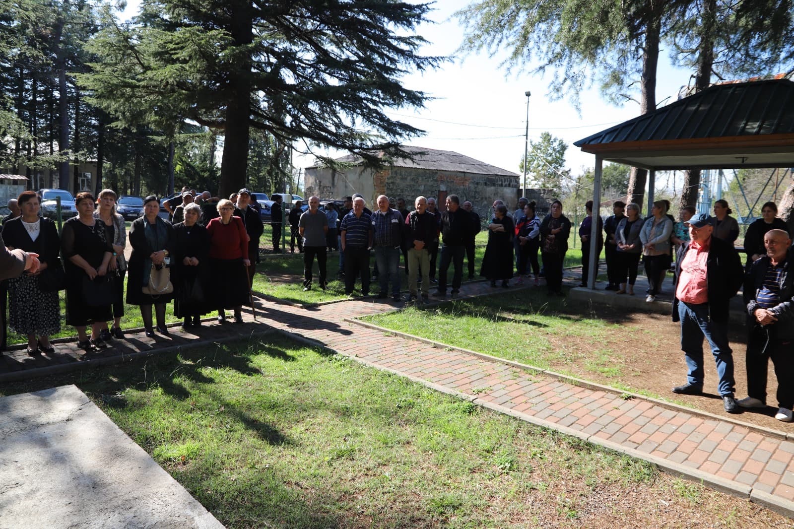 <p style="text-align: justify">თერჯოლის მუნიციპალიტეტის მერი მანუჩარ რობაქიძე სოფელ ბარდუბნის მოსახლეობას სოფლის მაჟორიტარ დეპუტატთან და ინფრასტრუქტურული სამსახურის წარმომადგენლებთან ერთად შეხვდა.&nbsp;</p><p style="text-align: justify">მუნიციპალიტეტის მერიის ინფორმაციით, შეხვედრაზე განიხილეს მდინარე ყვირილაზე არსებული აჯამეთის ხიდის რეაბილიტაციის საკითხი, რომლითაც ოთხი სოფლის მოსახლეობა სარგებლობს.&nbsp;</p><p style="text-align: justify">მანუჩარ რობაქიძის თქმით, ხიდის განახლება მოსახლეობისთვის სასიცოცხლოდ მნიშვნელოვანია. ის აკავშირებს აჯამეთის ტერიტორიაზე არსებულ სასოფლო-სამეურნეო სახნავ-სათესი მიწებს და საძოვრებს.&nbsp;</p><p style="text-align: justify">მერის განცხადებით, პირველ ეტაპზე საჭირო იქნება ინფრასტრუქტურული ობიექტის პროექტირება, რის შემდეგაც, შესაბამისი ვადების გათვალისწინებით, სარეაბილიტაციო სამუშაოები დაიწყება.</p><p>&nbsp;</p>