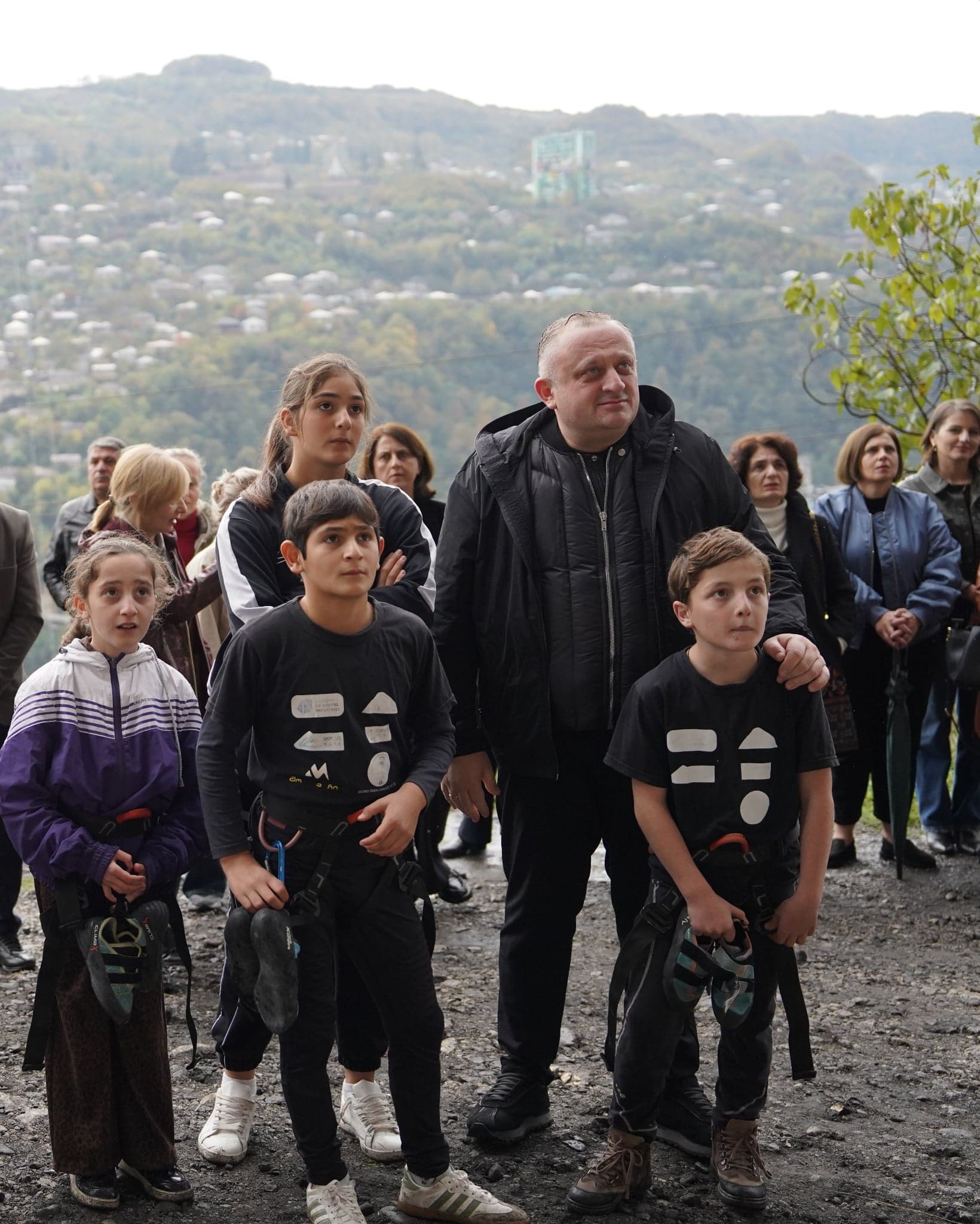 <p style="text-align: justify">ჭიათურაში, ე.წ. "საშევარდნოს" კლდეზე, ახალი ვია ფერატა (Via Ferrata) მოეწყო - თანამედროვე ტურისტული ობიექტი, რომელიც სათავგადასავლო ტურიზმის ერთ-ერთ ყველაზე პოპულარულ მიმართულებას წარმოადგენს მთელ მსოფლიოში.</p><p style="text-align: justify">ღონისძიებას &nbsp;ჭიათურის მუნიციპალიტეტის მერი გივი მოდებაძე, მერის მოადგილეები, ადგილობრივი თვითმმართველობის წარმომადგენლები და მოწვეული სტუმრები დაესწრნენ.</p><p style="text-align: justify">პირველმა ამსვლელებმა წარმატებით დაძლიეს მარშრუტი, რომელიც რუსთაველის ქუჩიდან „საშევარდნოს“ გადასახედამდე მიემართება.</p><p style="text-align: justify">ახალი ექსტრემალური ბილიკი გათვლილია როგორც პროფესიონალ მეკლდეურებზე, ისე სათავგადასავლო ტურიზმის მოყვარულ მოქალაქეებზე და მიზნად ისახავს ტურისტული ინფრასტრუქტურის განვითარებასა და ქალაქის ტურისტული პოტენციალის გაზრდას.</p><p style="text-align: justify">აღსანიშნავია, რომ ვია ფერატა საქართველოში და მთელ კავკასიაში პირველად სწორედ 2021 წელს, ჭიათურის მუნიციპალიტეტის სოფელ სვერში მოეწყო, ხოლო ახლად მოწყობილი მარშრუტი „საშევარდნოს“ კლდეზე &nbsp;მეორეა და კიდევ ერთი მნიშვნელოვანი ნაბიჯია რეგიონის სათავგადასავლო ტურიზმის განვითარებაში.</p><p style="text-align: justify">ახალ ვია ფერატას ჭიათურაში რამდენიმე მნიშვნელოვანი უპირატესობა აქვს: მისი ადგილმდებარეობა უზრუნველყოფს ვიზიტორთა ნაკადებთან უფრო დიდ ხელმისაწვდომობას, ხოლო მარშრუტის გავლით სტუმრებს შესაძლებლობა ეძლევათ მოხვდნენ &nbsp;ადგილზე, საიდანაც &nbsp;პანორამული ხედი მთელ ქალაქზე იშლება.</p><p style="text-align: justify">პროექტის საერთო ღირებულება შეადგენს 300 000 ლარს.</p><p style="text-align: justify">ის განხორციელდა გერმანიის საერთაშორისო თანამშრომლობის საზოგადოებისა (GIZ) და ჭიათურის მუნიციპალიტეტის მერიის თანადაფინანსებით.</p><p style="text-align: justify">ჭიათურის მერის გივი მოდებაძის განცხადებით, მომავალში დაგეგმილია ზიპლაინის მოწყობაც, რომელიც „საშევარდნოს“ კლდეს დააკავშირებს კულტურის ცენტრთან და ყოფილი პიონერთა სასახლის ტერიტორიაზე განთავსებულ სკვერთან.</p><p style="text-align: justify">დღესვე გაიმართა ცნობილი მთამსვლელის, მეკლდეურის და სპელეოლოგის გოდერძი სამხარაძის სახელობის მეკლდეურობის ფესტივალი.</p>