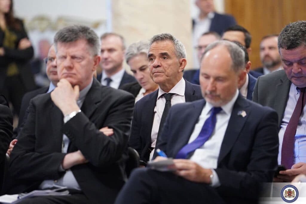 <p style="text-align: justify">საგარეო საქმეთა სამინისტრო საქართველოში აკრედიტებულ დიპლომატიურ კორპუსთან შეხვედრის შესახებ ოფიციალურ ინფორმაციას ავრცელებს.</p><p style="text-align: justify">უწყების ცნობით, საგარეო საქმეთა მინისტრის პირველმა მოადგილემ, გიორგი ზურაბაშვილმა შეხვედრაზე აღნიშნა, რომ მნიშვნელოვანია, საერთაშორისო პარტნიორები გაემიჯნონ და დაგმონ აქციის მონაწილეების ძალადობრივი ქმედებები.</p><p style="text-align: justify">"საგარეო საქმეთა სამინისტროში საქართველოში აკრედიტებული დიპლომატიური კორპუსის წარმომადგენლებთან გაიმართა შეხვედრა. საგარეო საქმეთა მინისტრის პირველმა მოადგილემ, გიორგი ზურაბაშვილმა დიპლომატიური კორპუსის წარმომადგენლებს მიაწოდა ინფორმაცია 2025 წლის ადგილობრივი თვითმმართველობის არჩევნების მიმდინარეობის, შედეგების, ასევე 4 ოქტომბერს განვითარებული მოვლენების შესახებ. </p><p style="text-align: justify">მინისტრის მოადგილის განცხადებით, 4 ოქტომბრის არჩევნებს 28 საერთაშორისო და 27 ადგილობრივი ორგანიზაცია, ასევე 73 მედიასაშუალების დაახლოებით 1 000 წარმომადგენელი აკვირდებოდა. საერთო შეფასებამ კი დაადასტურა, რომ არჩევნები ჩატარდა მშვიდობიან, გამჭვირვალე პირობებში, საარჩევნო პროცესი ადმინისტრირებული იყო პროფესიონალურად და საქართველოს მოქალაქეებს შესაძლებლობა ჰქონდათ, თავისუფლად ესარგებლათ დემოკრატიული უფლებებით. 4 ოქტომბერს განვითარებულ მოვლენებზე საუბრისას, საგარეო საქმეთა მინისტრის პირველმა მოადგილემ აღნიშნა, რომ მას შემდეგ, რაც აქცია გასცდა შეკრებისა და მანიფესტაციის კანონით დადგენილ ნორმებს, აქციის ორგანიზატორების მხრიდან გახმოვანდა ძალადობრივი შინაარსის მოწოდებები, სამართალდამცველებმა კანონმდებლობით გათვალისწინებულ ზომებს მიმართეს საზოგადოებრივი წესრიგის აღდგენის მიზნით. გიორგი ზურაბაშვილმა შეხვედრაზე 4 ოქტომბრის მოვლენების ადეკვატური შეფასების მნიშვნელობას გაუსვა ხაზი და აღნიშნა, რომ მნიშვნელოვანია, საერთაშორისო პარტნიორები გაემიჯნონ და დაგმონ აქციის მონაწილეების ძალადობრივი ქმედებები, რომლის შედეგადაც დაშავდა არაერთი სამართალდამცველი და ჟურნალისტი, დაზიანდა მუნიციპალური ინფრასტრუქტურა. საგარეო საქმეთა მინისტრის პირველმა მოადგილემ დიპლომატებს დაუდასტურა სამინისტროს ღიაობა და მზაობა, განაგრძოს თანამშრომლობა პარტნიორებთან და საქართველოში აკრედიტებულ დიპლომატიურ კორპუსთან“, – აღნიშნულია საგარეო საქმეთა სამინისტროს ოფიციალურ ინფორმაციაში.</p>