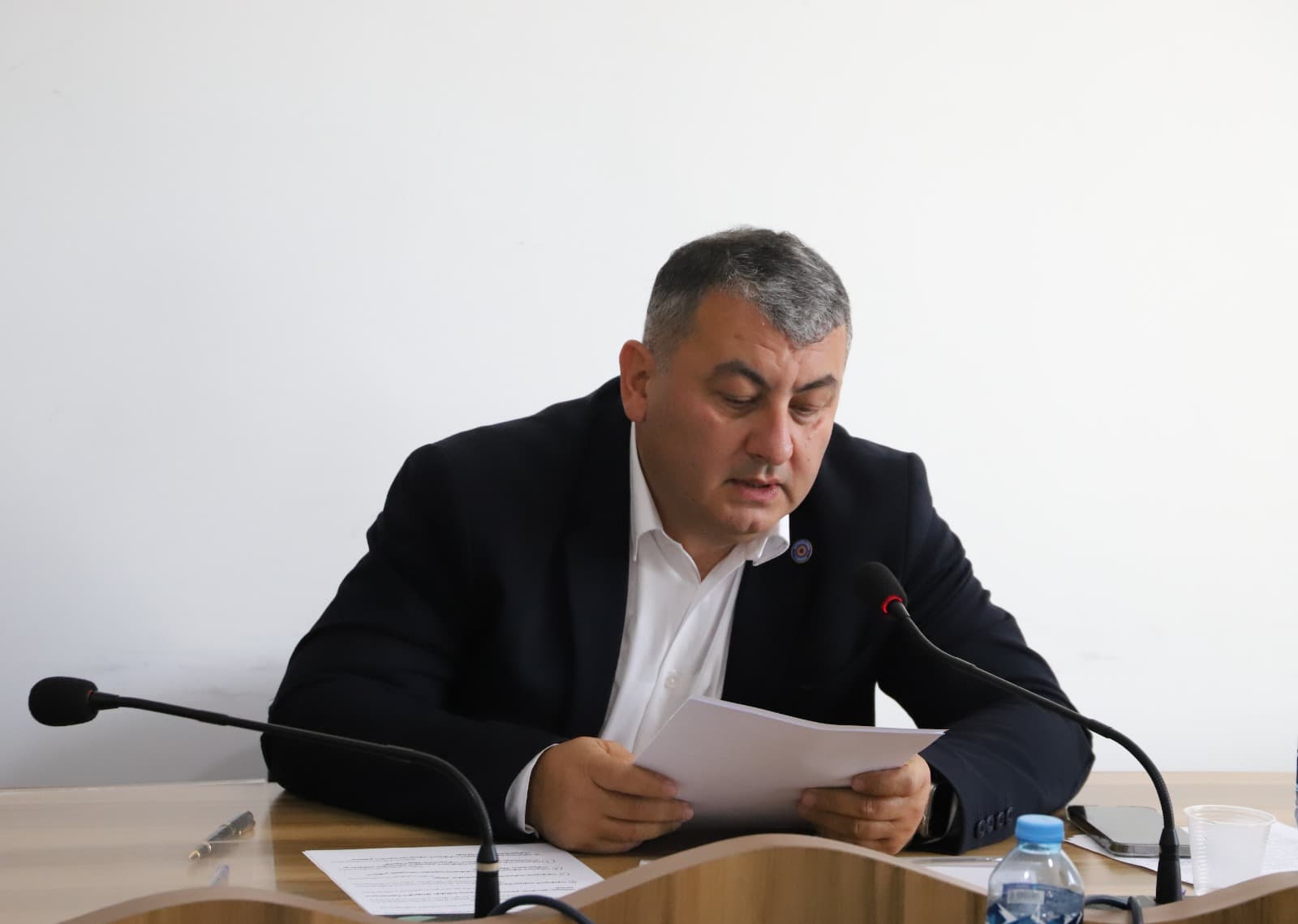 <p style="text-align: justify">თერჯოლის მუნიციპალიტეტის საკრებულოში ახალი მოწვევის საკრებულოს პირველი სხდომა გაიმართა. სხდომა თერჯოლის საოლქო საარჩევნო კომისიის თავმჯდომარემ ნაზი სირაძემ გახსნა, 2025 წლის თვითმმართველობის არჩევნების შედეგებზე ისაუბრა, ასევე წარმოადგინა ოქტომბრის არჩევნების მონაცემები და შემაჯამებელი ოქმი.</p><p style="text-align: justify">სხდომაზე საკრებულოს წევრებმა აირჩიეს დროებითი სამანდატო და ხმის დამთვლელი კომისიები.&nbsp;</p><p style="text-align: justify">ახალი საკრებულო 35 დეპუტატისგან შედგება.</p><p style="text-align: justify">სხდომაზე, უმრავლესობის წარდგინებით, ფარული კენჭისყრის საფუძველზე, საკრებულოს თავმჯდომარედ სოსო ჩაფიჩაძე აირჩიეს.&nbsp;</p><p style="text-align: justify">თავმჯდომარის პირველ მოადგილედ არჩეულ იქნა დავით გოგბერაშვილი, ხოლო მოადგილეებად: ჯემალ ისაკაძე და სერგი ჯიხვაშვილი.&nbsp;</p><p style="text-align: justify">ეკონომიკისა და ქონების მართვის საკითხთა კომისიის თავმჯდომარე აირჩიეს ბადრი ბუცხრიკიძე;&nbsp;</p><p style="text-align: justify">საფინანსო - საბიუჯეტო კომისიის თავმჯდომარედ - ზურაბი ჩხიკვაძე;&nbsp;</p><p style="text-align: justify">იურიდიულ საკითხთა კომისიის თავმჯდომარედ - ბიძინა ბუცხრიკიძე;&nbsp;</p><p style="text-align: justify">ჯანდაცვისა და სოციალურ საკითხთა კომისიის თავმჯდომარედ - ლაშა ლანჩავა;</p><p style="text-align: justify">კულტურის, განათლების, სპორტისა და ახალგაზრდულ საქმეთა კომისიის თავმჯდომარე - ნინო ოქრუაძე;</p><p style="text-align: justify">თერჯოლის მუნიციპალიტეტის საკრებულოში შეიქმნა ორი ფრაქცია: „ქართული ოცნება - დემოკრატიული საქართველო“ და „ხალხის ძალა“.</p><p style="text-align: justify">ფრაქციის "ქართული ოცნება - დემოკრატიული საქართველო“ თავმჯდომარედ გოჩა ვერულაშვილი აირჩიეს.</p><p style="text-align: justify">ფრაქციის "ხალხის ძალა" თავმჯდომარედ ომარ ჯიხვაშვილი აირჩიეს.</p>