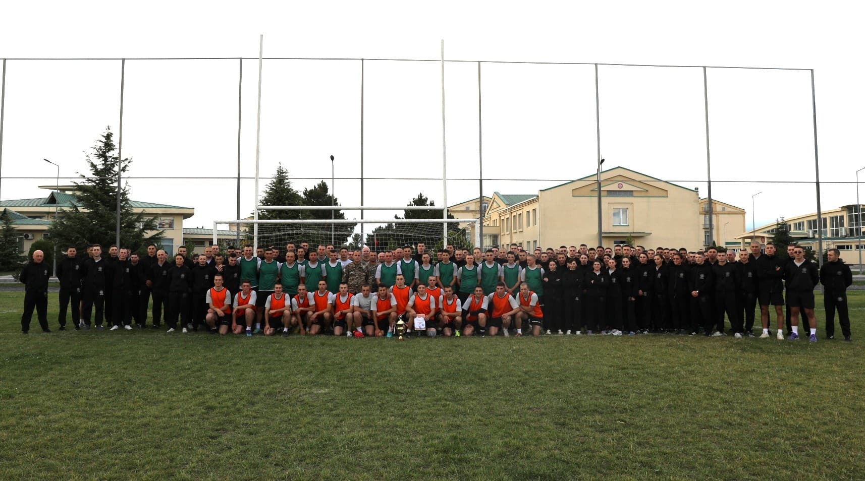 <p style="text-align: justify">ეროვნული თავდაცვის აკადემიაში შიდა საფეხბურთო ტურნირი გაიმართა. ტურნირში მონაწილეობა მიიღო იუნკერების, მსმენელების და სერჟანტ/ოფიცრებისგან დაკომპლექტებულმა რვა გუნდმა.</p><p style="text-align: justify">ფინალურ შეხვედრას აკადემიის რექტორი ბრიგადის გენერალი მამია ბალახაძე და სტრუქტურული ერთეულების ხელმძღვანელი პირები დაესწრნენ.</p><p style="text-align: justify">ფინალურ შეხვედრაში ერთმანეთს იუნკერთა სასწავლო ბატალიონის მეოთხე და მეორე კურსის იუნკერების გუნდები დაუპირისპირდნენ, რომელშიც გამარჯვება მეორე კურსის გუნდმა მოიპოვა. გამარჯვებულ გუნდს თასი აკადემიის რექტორმა გადასცა. მეორე ადგილზე გასული გუნდი კი, საპატიო სიგელით დაჯილდოვდა. ასევე, გამოვლინდა ტურნირის „საუკეთესო ფეხბურთელი“, რომელიც მეორე კურსის იუნკერი მიხეილ სამადაშვილი გახდა.</p><p style="text-align: justify">ეროვნული თავდაცვის აკადემიაში გამართული სპორტული აქტივობები ჯანმრთელი ცხოვრების წესის პოპულარიზაციას უწყობს ხელს. ამ კუთხით აკადემიაში სპორტის სხვადასხვა სახეობაში შეჯიბრებები, მათ შორის, ფეხბურთის ტურნირი ყოველწლიურად ტარდება.</p>