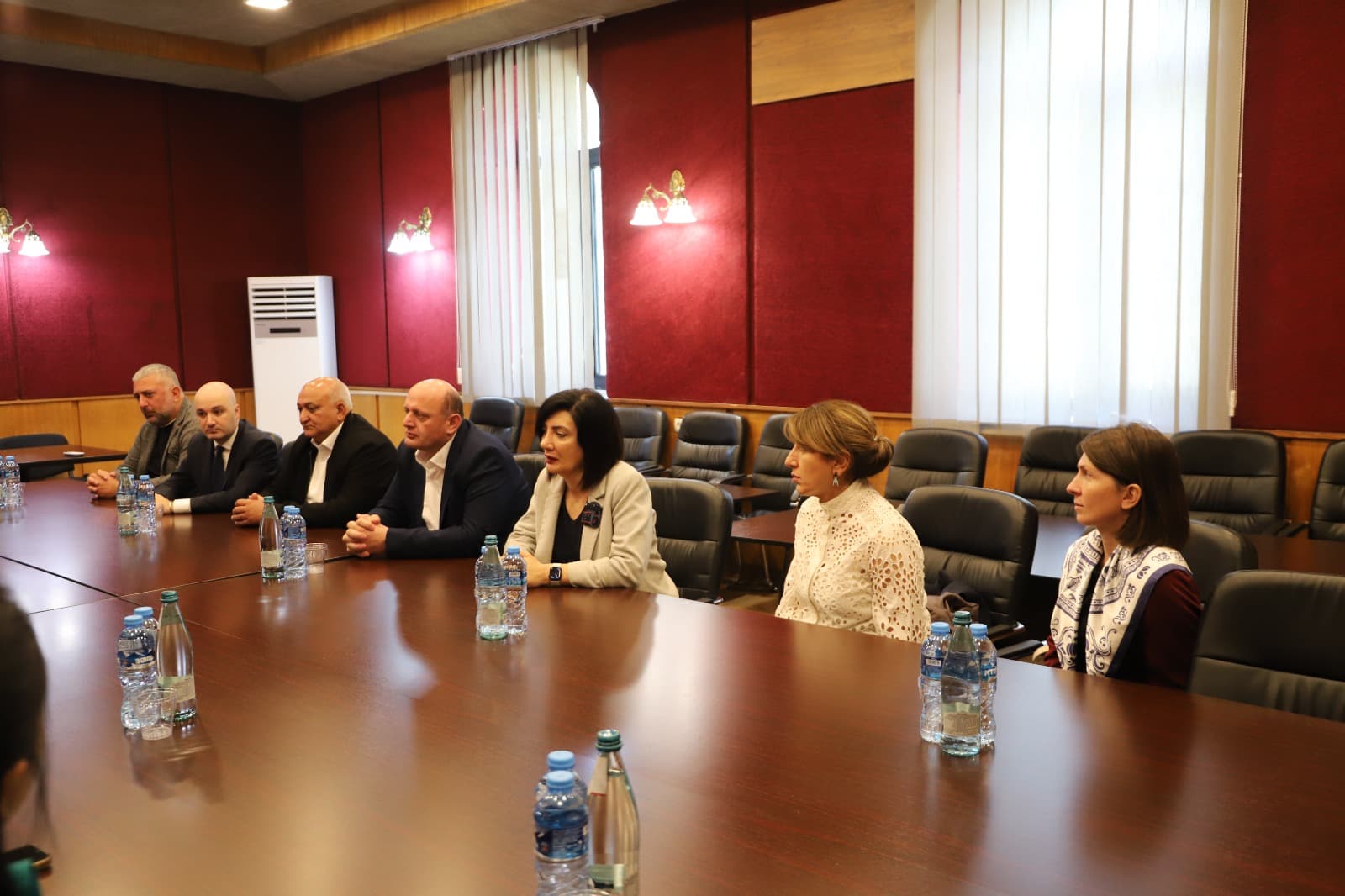 <p style="text-align: justify">თერჯოლის მუნიციპალიტეტის მერმა მანუჩარ რობაქიძემ ჩინეთის სახალხო რესპუბლიკიდან დელეგაციას უმასპინძლა, რომლის შემადგენლობაში ჩინეთის საერთაშორისო ვაჭრობის ხელშეწყობის საბჭოს კუეიჭოუს პროვინციის ექსპო ბიუროს საერთაშორისო ურთიერთობების დეპარტამენტის წარმომადგენლები არიან.&nbsp;</p><p style="text-align: justify">თერჯოლის მერთან შეხვედრაზე საუბარი შეეხო ეკონომიკური, სავაჭრო და კულტურული მიმართულებებით სამომავლო თანამშრომლობას, ასევე რეგიონის ბიზნესასოციაციებს და ღვინის საწარმოებთან პარტნიორობას.</p><p style="text-align: justify">მანუჩარ რობაქიძემ საქართველო-ჩინეთის, მჭიდრო მეგობრულ ურთიერთობასა და სტრატეგიულ პარტნიორობაზე გაამახვილა ყურადღება და სტუმრებს მუნიციპალიტეტის &nbsp;ეკონომიკური და ტურისტული &nbsp;პოტენციალის შესახებ ესაუბრა.</p><p style="text-align: justify">შეხვედრას იმერეთის სახელმწიფო &nbsp;რწმუნებულის აპარატის უფროსი ნიკა კვერნაძე, იმერული ღვინის ასოციაციის ხელმძღვანელი ქეთევან ჯურხაძე და თერჯოლის მუნიციპალიტეტის ადგილობრივი თვითმმართველობის წარმომადგენლები ესწრებოდნენ.</p><p style="text-align: justify">მერიაში გამართული შეხვედრის დასრულების შემდეგ, მანუჩარ რობაქიძემ ჩინური დელეგაციის წევრებს თერჯოლის მეღვინეობა "ხარება" დაათვალიერებინა.</p>