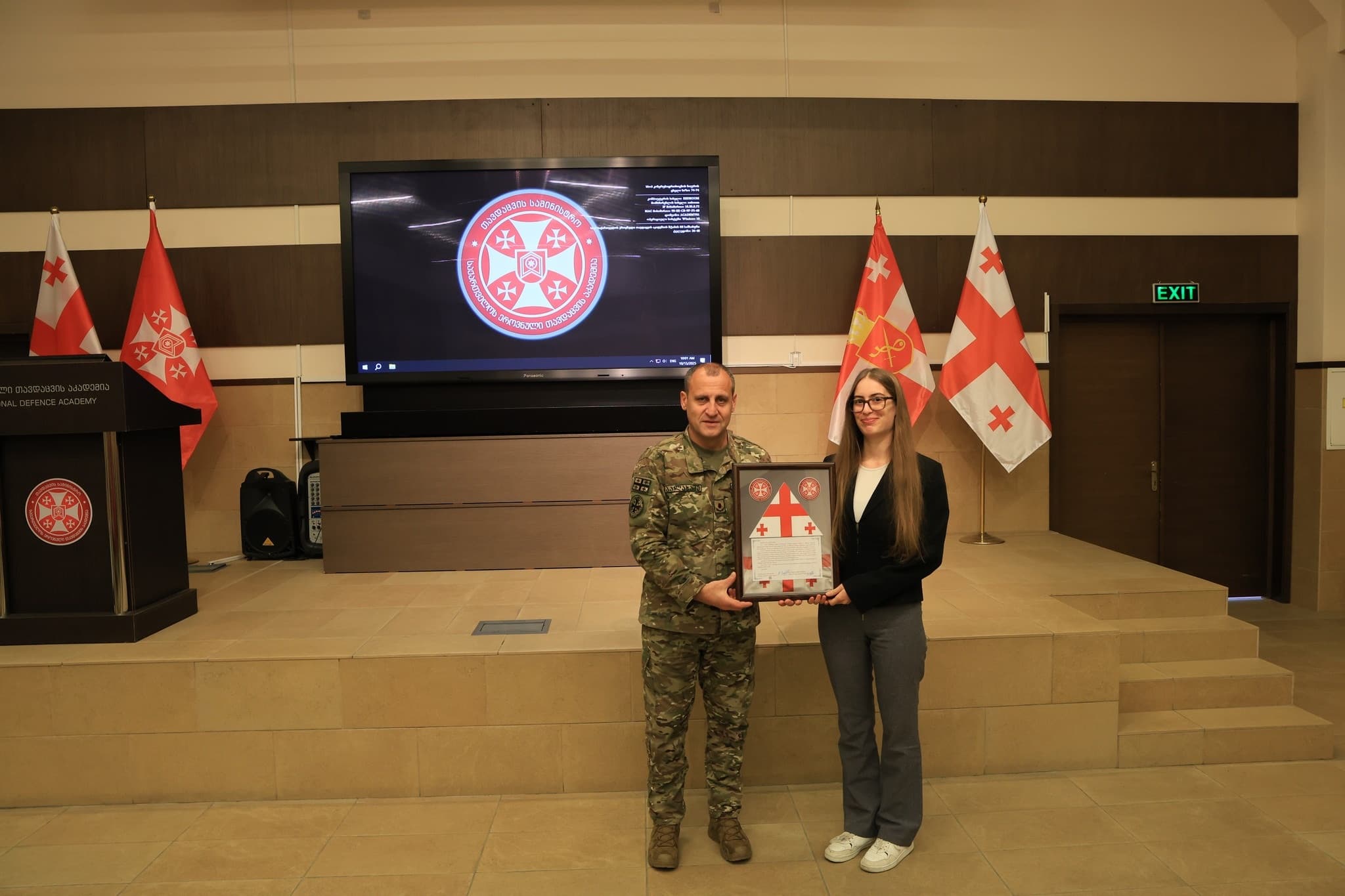 <p style="text-align: justify">სსიპ - დავით აღმაშენებლის სახელობის საქართველოს ეროვნული თავდაცვის აკადემიაში, აკადემიის ბაკალავრიატის წარჩინებული იუნკერების და მათი მშობლების დაჯილდოების ცერემონიალი გაიმართა.</p><p style="text-align: justify">ღონისძიებაზე მოწვეულ მშობლებს ეროვნული თავდაცვის აკადემიის რექტორი, ბრიგადის გენერალი მამია ბალახაძე შეხვდა. რექტორმა მისასალმებელ სიტყვაში აღნიშნა ოჯახის თანადგომის უდიდესი მნიშვნელობაზე ცოდნის დაუფლების რთულ პროცესში და წარჩინებულ იუნკერებს მიღწეული წარმატება მიულოცა.</p><p style="text-align: justify">აღსანიშნავია, რომ აკადემიაში I, II და III კურსის ყველა იუნკერი იღებს ყოველთვიურ განსაზღვრულ სტიპენდიას 500 ლარს, ხოლო IV კურსის იუნკერები - 1320 ლარს.</p><p style="text-align: justify">გარდა ამისა წარჩინებული იუნკერები იღებენ დამატებით სტიპენდიას რეიტინგის მიხედვით.</p><p style="text-align: justify">დამატებითი სტიპენდიის გაცემის კრიტერიუმებია:</p><p style="text-align: justify">რეიტინგული ქულა A+ (95 – 100 ქულა) - 300 ლარი;</p><p style="text-align: justify">რეიტინგული ქულა A (91 – 94 ქულა) - 200 ლარი;</p><p style="text-align: justify">რეიტინგული ქულა B (81 – 90 ქულა) - 100 ლარი;</p><p style="text-align: justify">აკადემიაში ყოველი სასწავლო სემესტრის დასრულების შემდეგ ხორციელდება წარჩინებული იუნკერების (A+ კატეგორიის) მშობლების დაჯილდოება, ამასთანავე A და B კატეგორიის იუნკერების მშობლებს ეგზავნებათ რექტორის სამადლობელი წერილი საცხოვრებელ მისამართზე.</p>