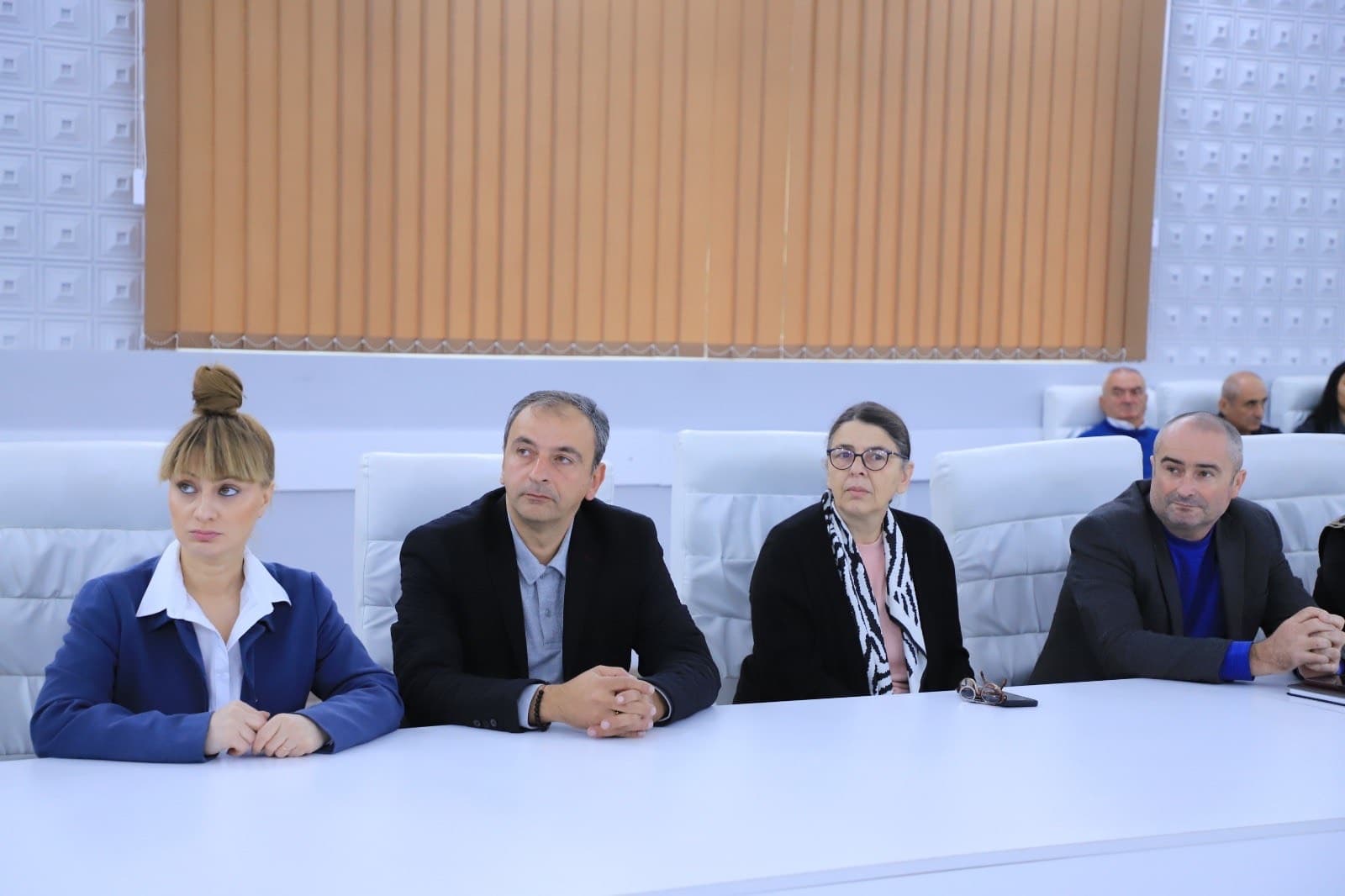 <p style="text-align: justify">ზესტაფონის მუნიციპალიტეტის ახლად არჩეული მერი ვახტანგ ღამბაშიძე უფლებამოსილების შესრულებას შეუდგა.</p><p style="text-align: justify">ახალი მერი მუნიციპალიტეტის მერიის თანამშრომლებს სახელმწიფო რწმუნებულმა იმერეთის მხარეში ლევან ზალკალიანმა წარუდგინა.</p><p style="text-align: justify">"კიდევ ერთხელ მინდა დიდი მადლობა გადავუხადო ჩვენს ამომრჩევლებს უწყვეტი თანადგომის, ნდობისა და მხარდაჭერისთვის.</p><p style="text-align: justify">მჯერა, რომ სწორი ხედვა, ჩვენი გუნდის თავდაუზოგავი შრომა და ჩვენს მოქალაქეებთან აქტიური თანამშრომლობა ზესტაფონს ახალ შესაძლებლობებს მოუტანს.</p><p style="text-align: justify">ჩემი მხრიდან ყველაფერს გავაკეთებ, რათა ზესტაფონს ღირსეული და განვითარებული მომავალი ჰქონდეს”, - განაცხადა ვახტანგ ღამბაშიძემ.</p>