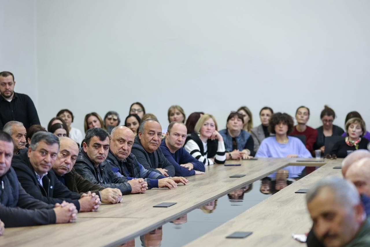 <p style="text-align: justify">ქვემო ქართლში სახელმწიფო რწმუნებულმა ილია ჯალაღანიამ, თეთრიწყაროს მუნიციპალიტეტის მერიის თანამშრომლებს ახლად არჩეული მერი მიხეილ აფციაური წარუდგინა.</p><p style="text-align: justify">მუნიციპალიტეტის მერიის ინფორმაციით, სახელმწიფო რწმუნებულმა ახლად არჩეულ მერს წარმატებები უსურვა, ხაზი გაუსვა ცენტრალური და ადგილობრივი ხელისუფლების კოორდინირებული მუშაობის მნიშვნელობას მუნიციპალიტეტში მიმდინარე და დაგეგმილი პროექტების ეფექტიანად განხორციელების პროცესში. ასევე აღინიშნა, რომ პრიორიტეტულია მოსახლეობის საჭიროებებსა და არსებულ გამოწვევებზე დროული რეაგირება.</p><p style="text-align: justify">შეხვედრას ქვემო ქართლში სახელმწიფო რწმუნებულის მოადგილე სოსო ალიბეგაშვილი და ადგილობრივი ხელისუფლების წარმომადგენლები ესწრებოდნენ.</p>