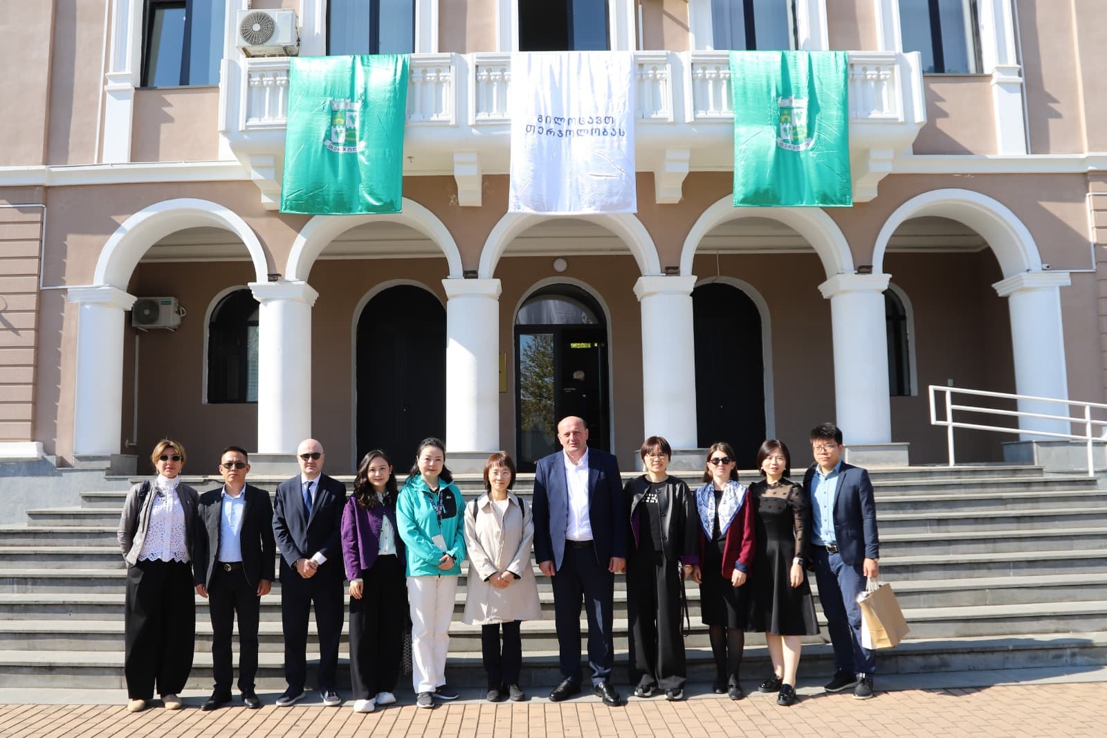 <p style="text-align: justify">თერჯოლის მუნიციპალიტეტის მერმა მანუჩარ რობაქიძემ ჩინეთის სახალხო რესპუბლიკიდან დელეგაციას უმასპინძლა, რომლის შემადგენლობაში ჩინეთის საერთაშორისო ვაჭრობის ხელშეწყობის საბჭოს კუეიჭოუს პროვინციის ექსპო ბიუროს საერთაშორისო ურთიერთობების დეპარტამენტის წარმომადგენლები არიან.&nbsp;</p><p style="text-align: justify">თერჯოლის მერთან შეხვედრაზე საუბარი შეეხო ეკონომიკური, სავაჭრო და კულტურული მიმართულებებით სამომავლო თანამშრომლობას, ასევე რეგიონის ბიზნესასოციაციებს და ღვინის საწარმოებთან პარტნიორობას.</p><p style="text-align: justify">მანუჩარ რობაქიძემ საქართველო-ჩინეთის, მჭიდრო მეგობრულ ურთიერთობასა და სტრატეგიულ პარტნიორობაზე გაამახვილა ყურადღება და სტუმრებს მუნიციპალიტეტის &nbsp;ეკონომიკური და ტურისტული &nbsp;პოტენციალის შესახებ ესაუბრა.</p><p style="text-align: justify">შეხვედრას იმერეთის სახელმწიფო &nbsp;რწმუნებულის აპარატის უფროსი ნიკა კვერნაძე, იმერული ღვინის ასოციაციის ხელმძღვანელი ქეთევან ჯურხაძე და თერჯოლის მუნიციპალიტეტის ადგილობრივი თვითმმართველობის წარმომადგენლები ესწრებოდნენ.</p><p style="text-align: justify">მერიაში გამართული შეხვედრის დასრულების შემდეგ, მანუჩარ რობაქიძემ ჩინური დელეგაციის წევრებს თერჯოლის მეღვინეობა "ხარება" დაათვალიერებინა.</p>