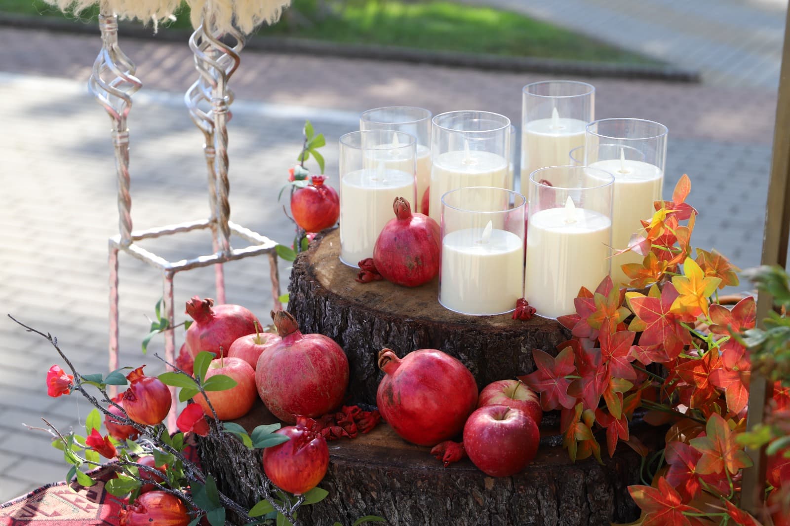 <p style="text-align: justify">თერჯოლაში სახალხო დღესასწაული "თერჯოლობა 2025" მრავალფეროვანი ღონისძიებების ფონზე ჩატარდა.</p><p style="text-align: justify">მუნიციპალიტეტის მერიის ინფორმაციით, ღონისძიების ფარგლებში, თერჯოლის ცენტრალურ ნაწილში მოეწყო ეთნო კუთხეები, სადაც მუნიციპალიტეტში შემავალი ყველა ადმინისტრაციული ერთეულის წარმომადგენელმა საკუთარი სოფლის პრეზენტაცია გამართა.</p><p style="text-align: justify">"თერჯოლობისთვის დაგეგმილი აქტივობები ყველა თაობის ადამიანზე იყო გათვლილი. დღესასწაულის ფარგლებში, თერჯოლის ქუჩებში ცხენოსნებით და ფაიტონით, მეარღნის თანხლებით საზეიმო მსვლელობა მოეწყო. ამფითეატრის სცენაზე კონცერტი გაიმართა, სადაც ერთმანეთს ადგილობრივი ჯგუფები და შემსრულებლები ენაცვლებოდნენ.</p><p style="text-align: justify">"თერჯოლობა 2025" თერჯოლის საპატიო მოქალაქეების დაჯილდოებით და ჯგუფ "ურსას" კონცერტით დასრულდა", - აღნიშნულია ინფორმაციაში.</p>