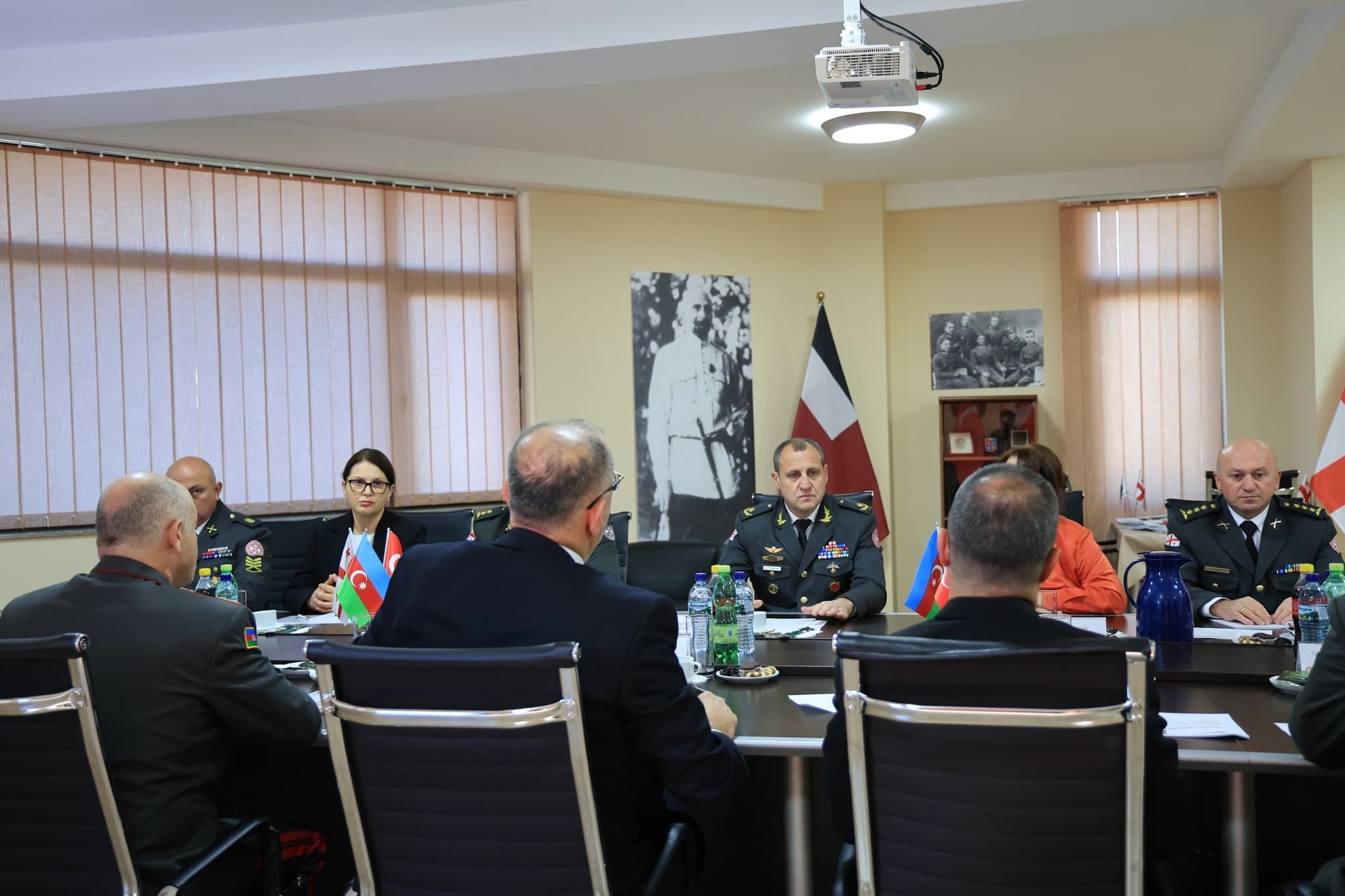 <p style="text-align: justify">ეროვნული თავდაცვის აკადემიის რექტორმა, ბრიგადის გენერალმა მამია ბალახაძემ აზერბაიჯანი-თურქეთი-საქართველოს სამხედრო საგანმანათლებლო დაწესებულებების რექტორების სამმხრივი ფორმატის ფარგლებში, აზერბაიჯანის ეროვნული თავდაცვის უნივერსიტეტის რექტორის მოადგილეს გენერალ-მაიორ არიფ ჰასანი ჰასანოვს და თურქეთის ეროვნული თავდაცვის უნივერსიტეტის რექტორს ერჰან აფიონჯუს უმასპინძლა.</p><p style="text-align: justify">პრესსამსახურის ინფორმაციით, შეხვედრაზე, აკადემიის რექტორმა, ბრიგადის გენერალმა მამია ბალახაძემ ეროვნული თავდაცვის აკადემიაში განხორციელებულ სიახლეებსა და სამომავლო გეგმებზე ისაუბრა, რის შემდეგ თითოეული ქვეყნის სამხედრო სასწავლებელმა წარადგინა პრეზენტაცია არსებული სამხედრო და აკადემიური პროგრამების, სწავლებების და საერთაშორისო აქტივობების შესახებ, ასევე განხილულ იქნა აღნიშნულ სამხედრო საგანმანათლებლო დაწესებულებებს შორის მიმდინარე და სამომავლო თანამშრომლობის საკითხები და მიმართულებები.</p><p style="text-align: justify">"შეხვედრის შემდეგ, სტუმრებმა ეროვნული თავდაცვის აკადემიის ინფრასტრუქტურა, სასწავლო ლაბორატორიები და მუზეუმი დაათვალიერეს და სამახსოვრო საჩუქრები გაცვალეს.</p><p style="text-align: justify">მოგვიანებით, ოფიციალური პირები დაესწრნენ კადეტთა სამმხრივ სპორტულ ღონისძიებებს, რომლებშიც ეროვნული თავდაცვის აკადემიის, აზერბაიჯანის და თურქეთის სამხედრო სასწავლებლების იუნკერები და კადეტები მონაწილეობენ.</p><p style="text-align: justify">აღსანიშნავია ის ფაქტი, რომ სამმხრივი ფორმატის შეხვედრა კიდევ უფრო ამყარებს საქართველოს ორ მეზობელ ქვეყანასთან სამხედრო განათლების სფეროში პარტნიორულ კავშირებს. აკადემიისთვის უმნიშვნელოვანესია მსგავსი თანამშრომლობის ფორმატებში სამუშაო შეხვედრების გამართვა უცხოური გამოცდილების გაზიარების თვალსაზრისით", - აღნიშნულია ინფორმაციაში.</p>