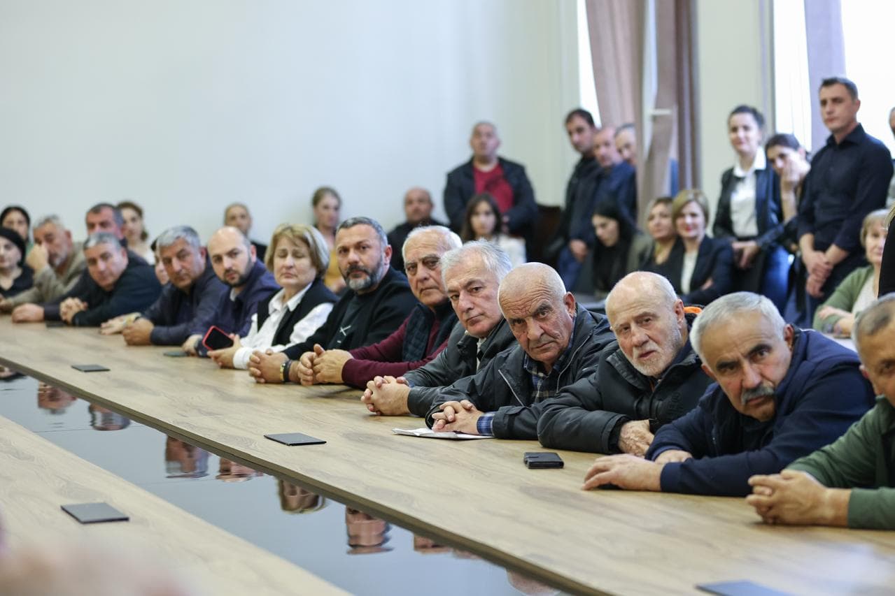 <p style="text-align: justify">ქვემო ქართლში სახელმწიფო რწმუნებულმა ილია ჯალაღანიამ, თეთრიწყაროს მუნიციპალიტეტის მერიის თანამშრომლებს ახლად არჩეული მერი მიხეილ აფციაური წარუდგინა.</p><p style="text-align: justify">მუნიციპალიტეტის მერიის ინფორმაციით, სახელმწიფო რწმუნებულმა ახლად არჩეულ მერს წარმატებები უსურვა, ხაზი გაუსვა ცენტრალური და ადგილობრივი ხელისუფლების კოორდინირებული მუშაობის მნიშვნელობას მუნიციპალიტეტში მიმდინარე და დაგეგმილი პროექტების ეფექტიანად განხორციელების პროცესში. ასევე აღინიშნა, რომ პრიორიტეტულია მოსახლეობის საჭიროებებსა და არსებულ გამოწვევებზე დროული რეაგირება.</p><p style="text-align: justify">შეხვედრას ქვემო ქართლში სახელმწიფო რწმუნებულის მოადგილე სოსო ალიბეგაშვილი და ადგილობრივი ხელისუფლების წარმომადგენლები ესწრებოდნენ.</p>