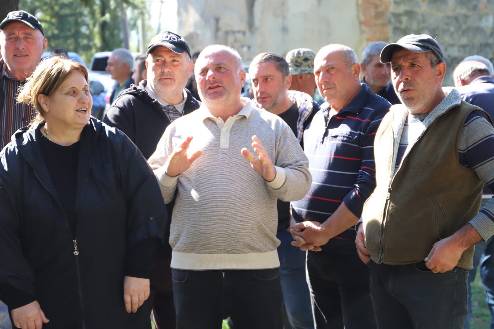 <p style="text-align: justify">თერჯოლის მუნიციპალიტეტის მერი მანუჩარ რობაქიძე სოფელ ბარდუბნის მოსახლეობას სოფლის მაჟორიტარ დეპუტატთან და ინფრასტრუქტურული სამსახურის წარმომადგენლებთან ერთად შეხვდა.&nbsp;</p><p style="text-align: justify">მუნიციპალიტეტის მერიის ინფორმაციით, შეხვედრაზე განიხილეს მდინარე ყვირილაზე არსებული აჯამეთის ხიდის რეაბილიტაციის საკითხი, რომლითაც ოთხი სოფლის მოსახლეობა სარგებლობს.&nbsp;</p><p style="text-align: justify">მანუჩარ რობაქიძის თქმით, ხიდის განახლება მოსახლეობისთვის სასიცოცხლოდ მნიშვნელოვანია. ის აკავშირებს აჯამეთის ტერიტორიაზე არსებულ სასოფლო-სამეურნეო სახნავ-სათესი მიწებს და საძოვრებს.&nbsp;</p><p style="text-align: justify">მერის განცხადებით, პირველ ეტაპზე საჭირო იქნება ინფრასტრუქტურული ობიექტის პროექტირება, რის შემდეგაც, შესაბამისი ვადების გათვალისწინებით, სარეაბილიტაციო სამუშაოები დაიწყება.</p><p>&nbsp;</p>