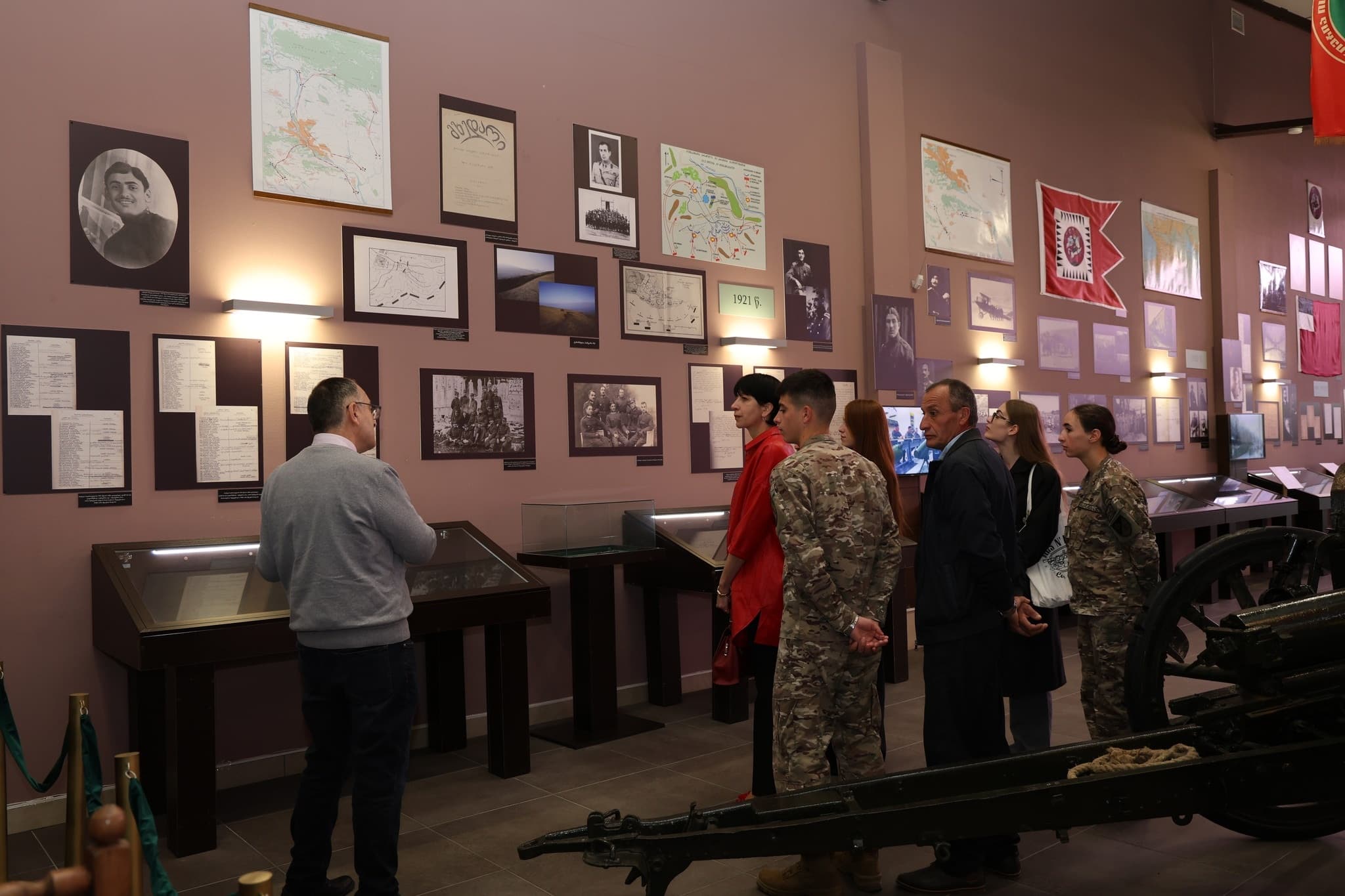 <p style="text-align: justify">სსიპ - დავით აღმაშენებლის სახელობის საქართველოს ეროვნული თავდაცვის აკადემიაში, აკადემიის ბაკალავრიატის წარჩინებული იუნკერების და მათი მშობლების დაჯილდოების ცერემონიალი გაიმართა.</p><p style="text-align: justify">ღონისძიებაზე მოწვეულ მშობლებს ეროვნული თავდაცვის აკადემიის რექტორი, ბრიგადის გენერალი მამია ბალახაძე შეხვდა. რექტორმა მისასალმებელ სიტყვაში აღნიშნა ოჯახის თანადგომის უდიდესი მნიშვნელობაზე ცოდნის დაუფლების რთულ პროცესში და წარჩინებულ იუნკერებს მიღწეული წარმატება მიულოცა.</p><p style="text-align: justify">აღსანიშნავია, რომ აკადემიაში I, II და III კურსის ყველა იუნკერი იღებს ყოველთვიურ განსაზღვრულ სტიპენდიას 500 ლარს, ხოლო IV კურსის იუნკერები - 1320 ლარს.</p><p style="text-align: justify">გარდა ამისა წარჩინებული იუნკერები იღებენ დამატებით სტიპენდიას რეიტინგის მიხედვით.</p><p style="text-align: justify">დამატებითი სტიპენდიის გაცემის კრიტერიუმებია:</p><p style="text-align: justify">რეიტინგული ქულა A+ (95 – 100 ქულა) - 300 ლარი;</p><p style="text-align: justify">რეიტინგული ქულა A (91 – 94 ქულა) - 200 ლარი;</p><p style="text-align: justify">რეიტინგული ქულა B (81 – 90 ქულა) - 100 ლარი;</p><p style="text-align: justify">აკადემიაში ყოველი სასწავლო სემესტრის დასრულების შემდეგ ხორციელდება წარჩინებული იუნკერების (A+ კატეგორიის) მშობლების დაჯილდოება, ამასთანავე A და B კატეგორიის იუნკერების მშობლებს ეგზავნებათ რექტორის სამადლობელი წერილი საცხოვრებელ მისამართზე.</p>