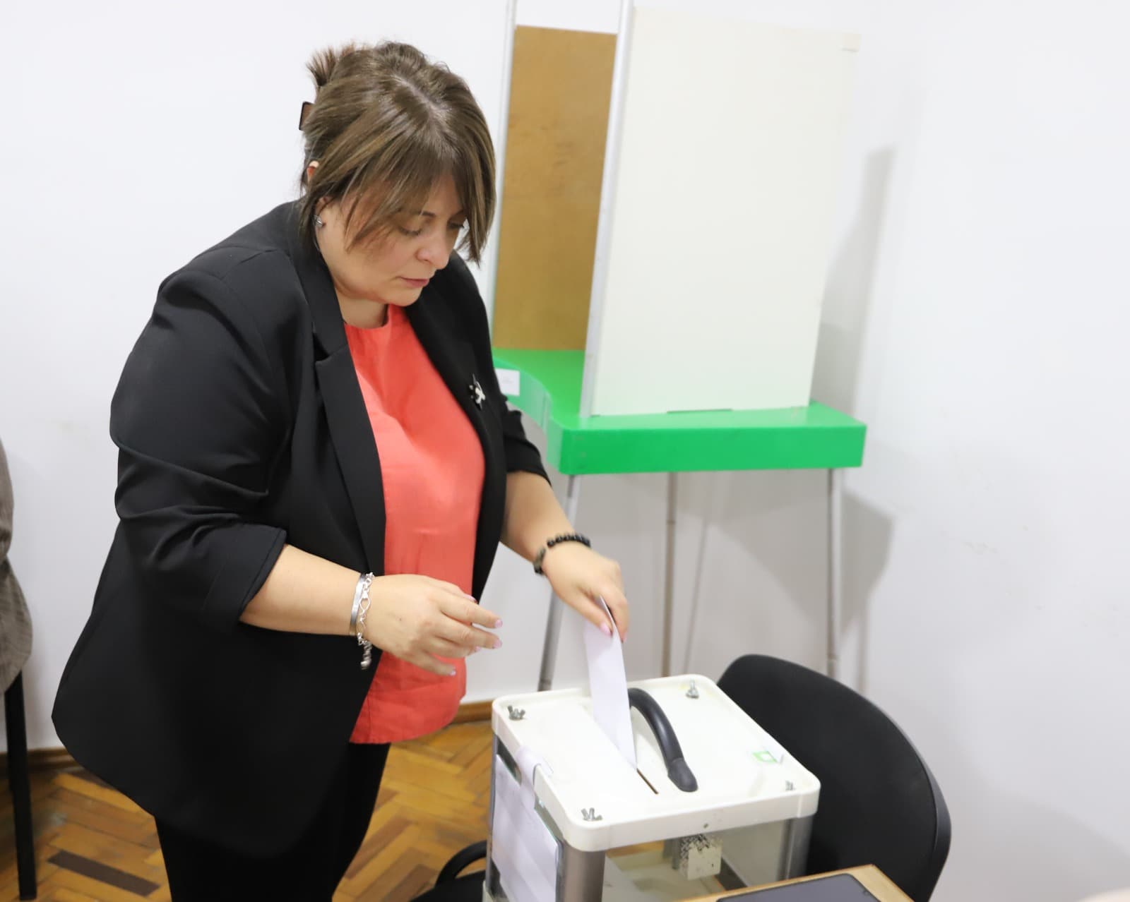 <p style="text-align: justify">თერჯოლის მუნიციპალიტეტის საკრებულოში ახალი მოწვევის საკრებულოს პირველი სხდომა გაიმართა. სხდომა თერჯოლის საოლქო საარჩევნო კომისიის თავმჯდომარემ ნაზი სირაძემ გახსნა, 2025 წლის თვითმმართველობის არჩევნების შედეგებზე ისაუბრა, ასევე წარმოადგინა ოქტომბრის არჩევნების მონაცემები და შემაჯამებელი ოქმი.</p><p style="text-align: justify">სხდომაზე საკრებულოს წევრებმა აირჩიეს დროებითი სამანდატო და ხმის დამთვლელი კომისიები.&nbsp;</p><p style="text-align: justify">ახალი საკრებულო 35 დეპუტატისგან შედგება.</p><p style="text-align: justify">სხდომაზე, უმრავლესობის წარდგინებით, ფარული კენჭისყრის საფუძველზე, საკრებულოს თავმჯდომარედ სოსო ჩაფიჩაძე აირჩიეს.&nbsp;</p><p style="text-align: justify">თავმჯდომარის პირველ მოადგილედ არჩეულ იქნა დავით გოგბერაშვილი, ხოლო მოადგილეებად: ჯემალ ისაკაძე და სერგი ჯიხვაშვილი.&nbsp;</p><p style="text-align: justify">ეკონომიკისა და ქონების მართვის საკითხთა კომისიის თავმჯდომარე აირჩიეს ბადრი ბუცხრიკიძე;&nbsp;</p><p style="text-align: justify">საფინანსო - საბიუჯეტო კომისიის თავმჯდომარედ - ზურაბი ჩხიკვაძე;&nbsp;</p><p style="text-align: justify">იურიდიულ საკითხთა კომისიის თავმჯდომარედ - ბიძინა ბუცხრიკიძე;&nbsp;</p><p style="text-align: justify">ჯანდაცვისა და სოციალურ საკითხთა კომისიის თავმჯდომარედ - ლაშა ლანჩავა;</p><p style="text-align: justify">კულტურის, განათლების, სპორტისა და ახალგაზრდულ საქმეთა კომისიის თავმჯდომარე - ნინო ოქრუაძე;</p><p style="text-align: justify">თერჯოლის მუნიციპალიტეტის საკრებულოში შეიქმნა ორი ფრაქცია: „ქართული ოცნება - დემოკრატიული საქართველო“ და „ხალხის ძალა“.</p><p style="text-align: justify">ფრაქციის "ქართული ოცნება - დემოკრატიული საქართველო“ თავმჯდომარედ გოჩა ვერულაშვილი აირჩიეს.</p><p style="text-align: justify">ფრაქციის "ხალხის ძალა" თავმჯდომარედ ომარ ჯიხვაშვილი აირჩიეს.</p>