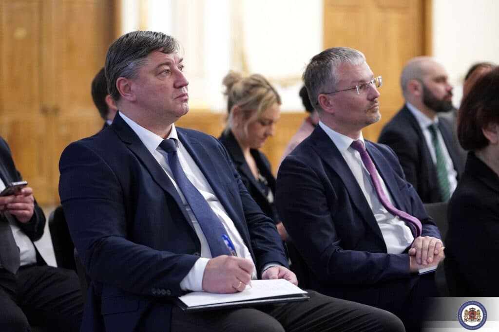 <p style="text-align: justify">საგარეო საქმეთა სამინისტრო საქართველოში აკრედიტებულ დიპლომატიურ კორპუსთან შეხვედრის შესახებ ოფიციალურ ინფორმაციას ავრცელებს.</p><p style="text-align: justify">უწყების ცნობით, საგარეო საქმეთა მინისტრის პირველმა მოადგილემ, გიორგი ზურაბაშვილმა შეხვედრაზე აღნიშნა, რომ მნიშვნელოვანია, საერთაშორისო პარტნიორები გაემიჯნონ და დაგმონ აქციის მონაწილეების ძალადობრივი ქმედებები.</p><p style="text-align: justify">"საგარეო საქმეთა სამინისტროში საქართველოში აკრედიტებული დიპლომატიური კორპუსის წარმომადგენლებთან გაიმართა შეხვედრა. საგარეო საქმეთა მინისტრის პირველმა მოადგილემ, გიორგი ზურაბაშვილმა დიპლომატიური კორპუსის წარმომადგენლებს მიაწოდა ინფორმაცია 2025 წლის ადგილობრივი თვითმმართველობის არჩევნების მიმდინარეობის, შედეგების, ასევე 4 ოქტომბერს განვითარებული მოვლენების შესახებ. </p><p style="text-align: justify">მინისტრის მოადგილის განცხადებით, 4 ოქტომბრის არჩევნებს 28 საერთაშორისო და 27 ადგილობრივი ორგანიზაცია, ასევე 73 მედიასაშუალების დაახლოებით 1 000 წარმომადგენელი აკვირდებოდა. საერთო შეფასებამ კი დაადასტურა, რომ არჩევნები ჩატარდა მშვიდობიან, გამჭვირვალე პირობებში, საარჩევნო პროცესი ადმინისტრირებული იყო პროფესიონალურად და საქართველოს მოქალაქეებს შესაძლებლობა ჰქონდათ, თავისუფლად ესარგებლათ დემოკრატიული უფლებებით. 4 ოქტომბერს განვითარებულ მოვლენებზე საუბრისას, საგარეო საქმეთა მინისტრის პირველმა მოადგილემ აღნიშნა, რომ მას შემდეგ, რაც აქცია გასცდა შეკრებისა და მანიფესტაციის კანონით დადგენილ ნორმებს, აქციის ორგანიზატორების მხრიდან გახმოვანდა ძალადობრივი შინაარსის მოწოდებები, სამართალდამცველებმა კანონმდებლობით გათვალისწინებულ ზომებს მიმართეს საზოგადოებრივი წესრიგის აღდგენის მიზნით. გიორგი ზურაბაშვილმა შეხვედრაზე 4 ოქტომბრის მოვლენების ადეკვატური შეფასების მნიშვნელობას გაუსვა ხაზი და აღნიშნა, რომ მნიშვნელოვანია, საერთაშორისო პარტნიორები გაემიჯნონ და დაგმონ აქციის მონაწილეების ძალადობრივი ქმედებები, რომლის შედეგადაც დაშავდა არაერთი სამართალდამცველი და ჟურნალისტი, დაზიანდა მუნიციპალური ინფრასტრუქტურა. საგარეო საქმეთა მინისტრის პირველმა მოადგილემ დიპლომატებს დაუდასტურა სამინისტროს ღიაობა და მზაობა, განაგრძოს თანამშრომლობა პარტნიორებთან და საქართველოში აკრედიტებულ დიპლომატიურ კორპუსთან“, – აღნიშნულია საგარეო საქმეთა სამინისტროს ოფიციალურ ინფორმაციაში.</p>